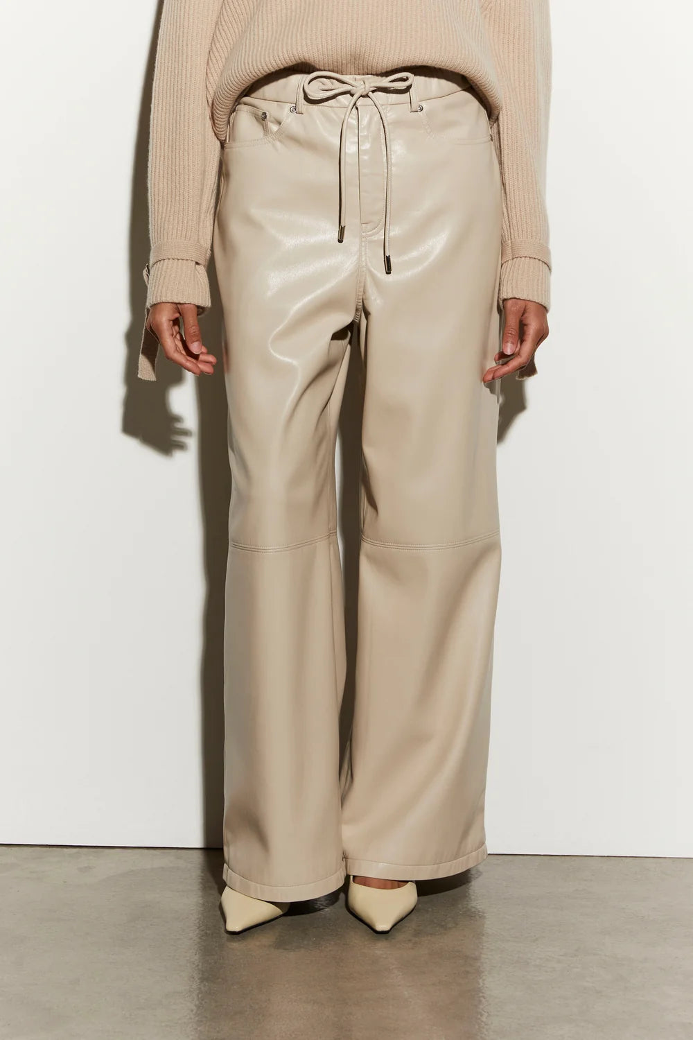 Isabelle Blanche Paris pantalone in similpelle con elastico in vita e finiture  con rivetti