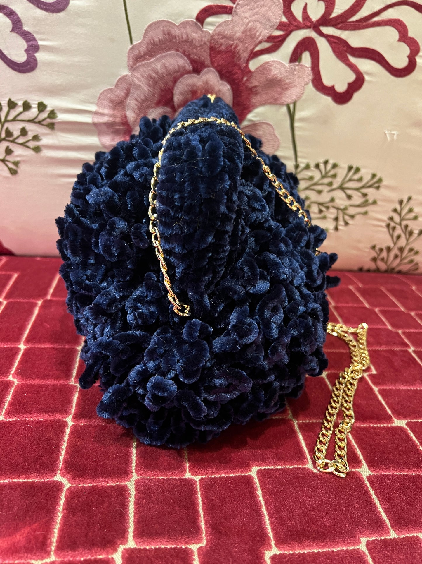 Clutch con tracollina dorata in ciniglia blu