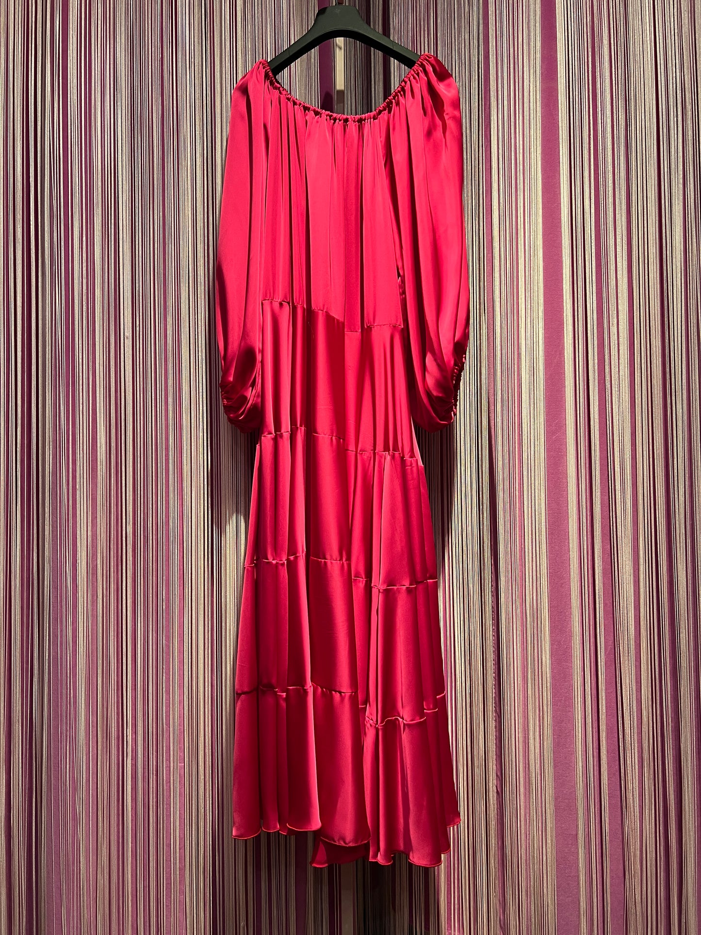 Simona Corsellini abito satin con scollo Bardot ciliegia