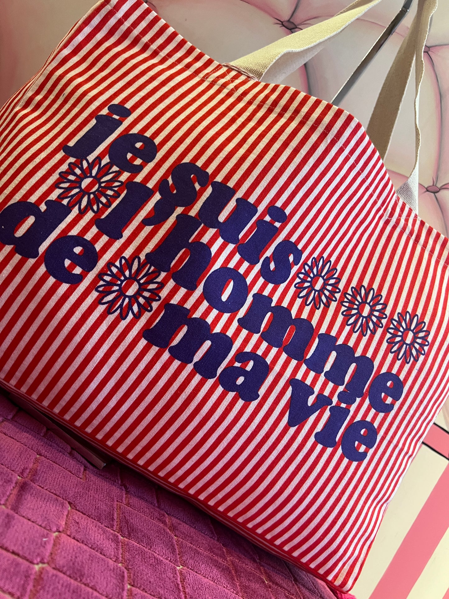 Brigitte Bardot borsa shopper a righe rossa e bianca in cotone con scritta “ Je suis l’homme de ma vie”