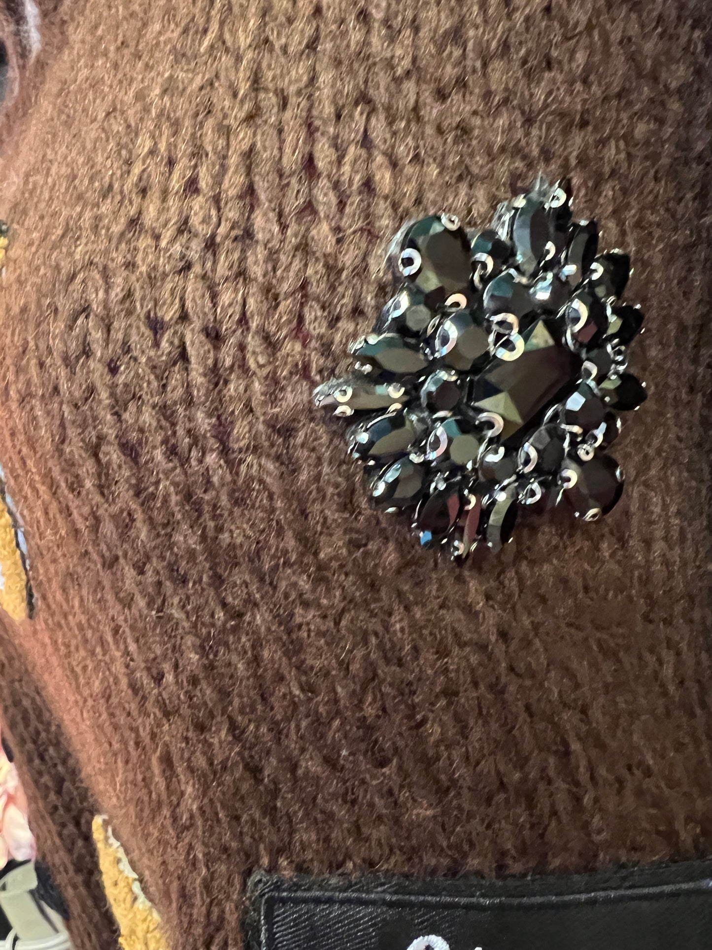 ABpink 🩷maglia over cioccolato con profili grigi , patch teddy , patch ramage ricamato e patch cristalli e paillettes