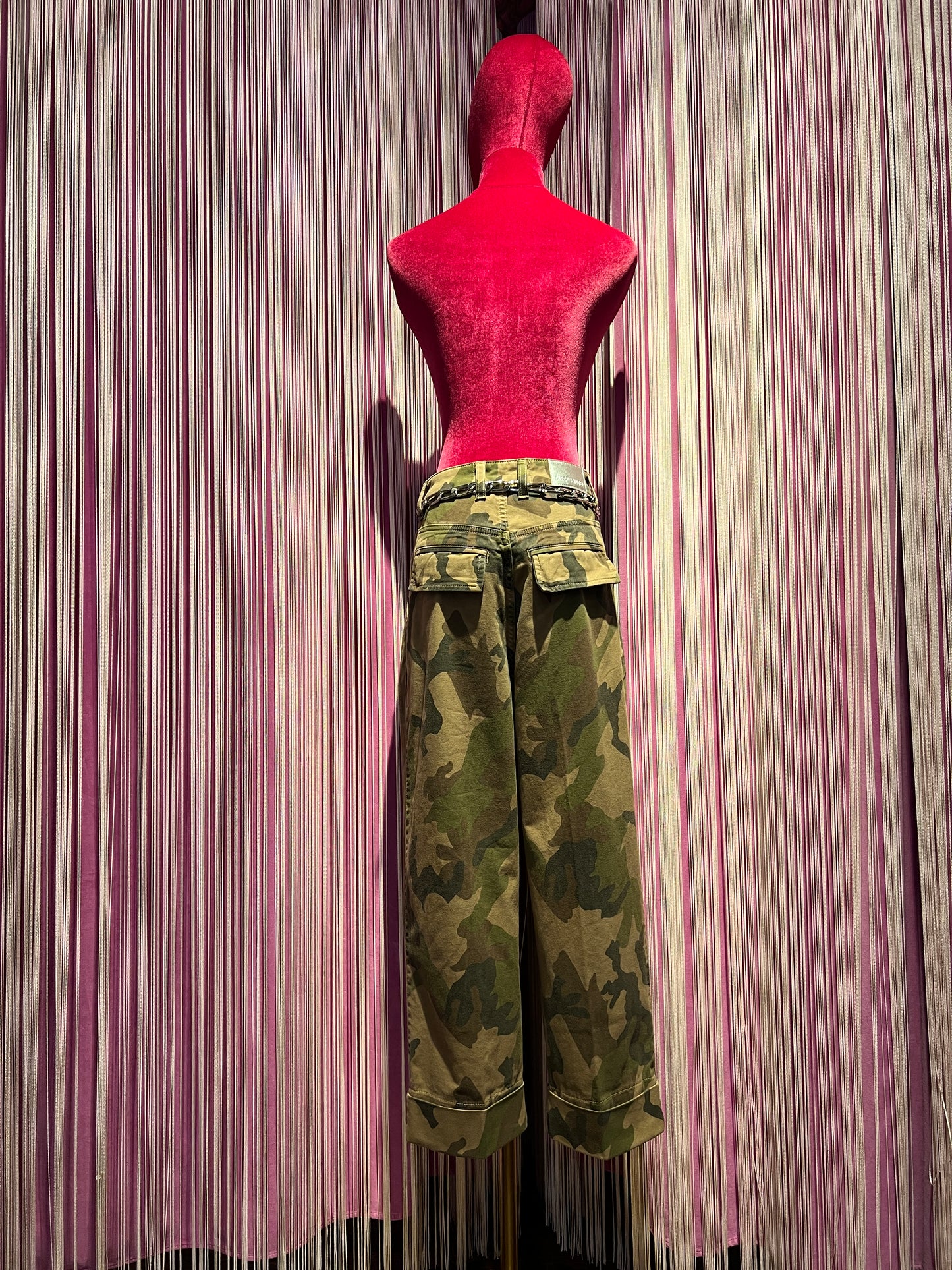 Circus Hotel pantalone camouflage con pence, risvolto e cinta metallica argento