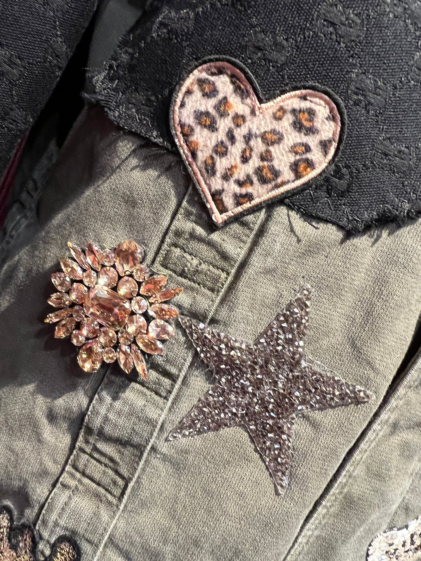 ABpink 🩷 la verdina , giacca militare con patch tigre , cuore sacro paillettes e tessuto nero GG