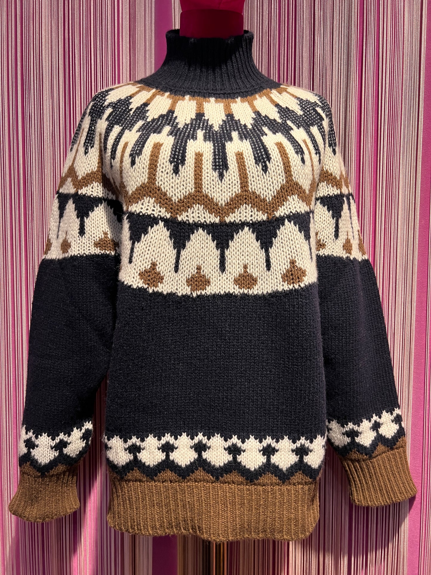 Ermanno Scervino maglia collo alto con motivi geometrici su sfondo blu e decorazioni cristalli