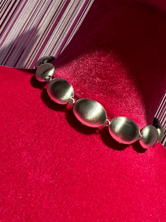 Collana girocollo argentato  elementi ovali satinati