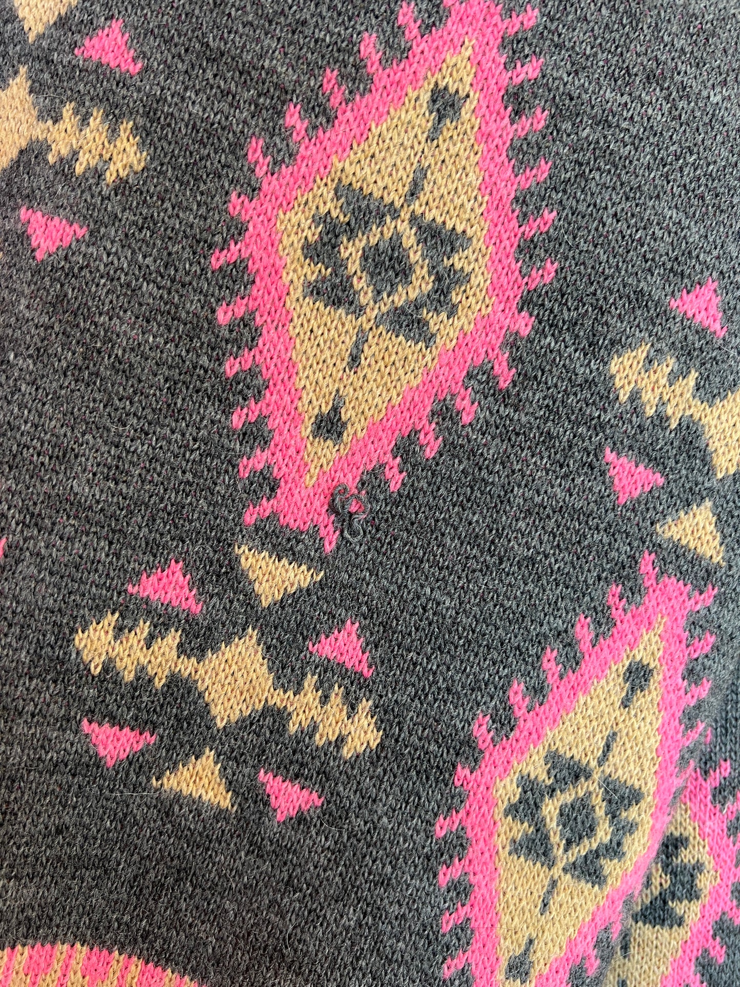 Colour market maglia jacquard con frange e strass grigio e fucsia