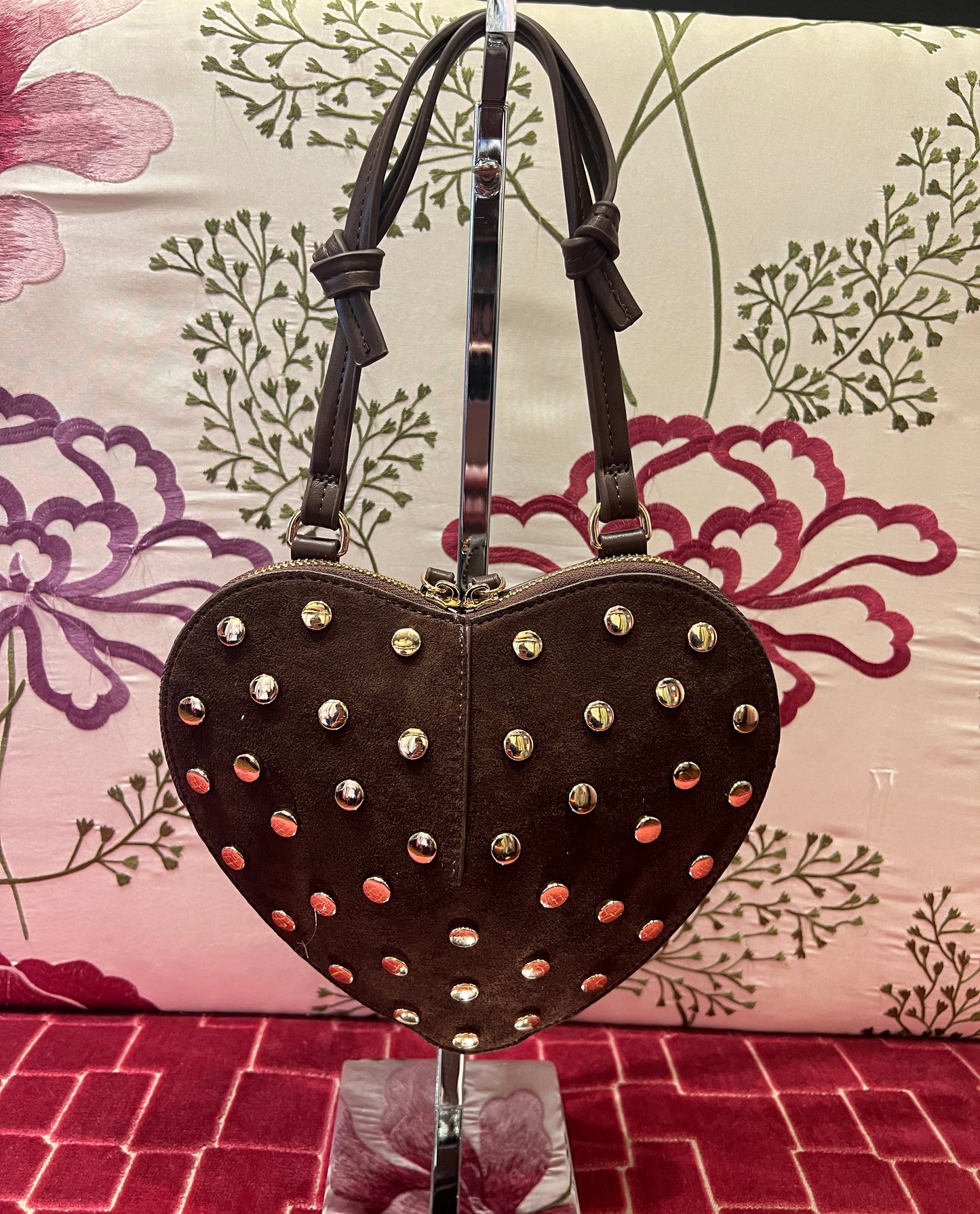 Borsa a forma di cuore con borchie scamosciata con tracolla marrone