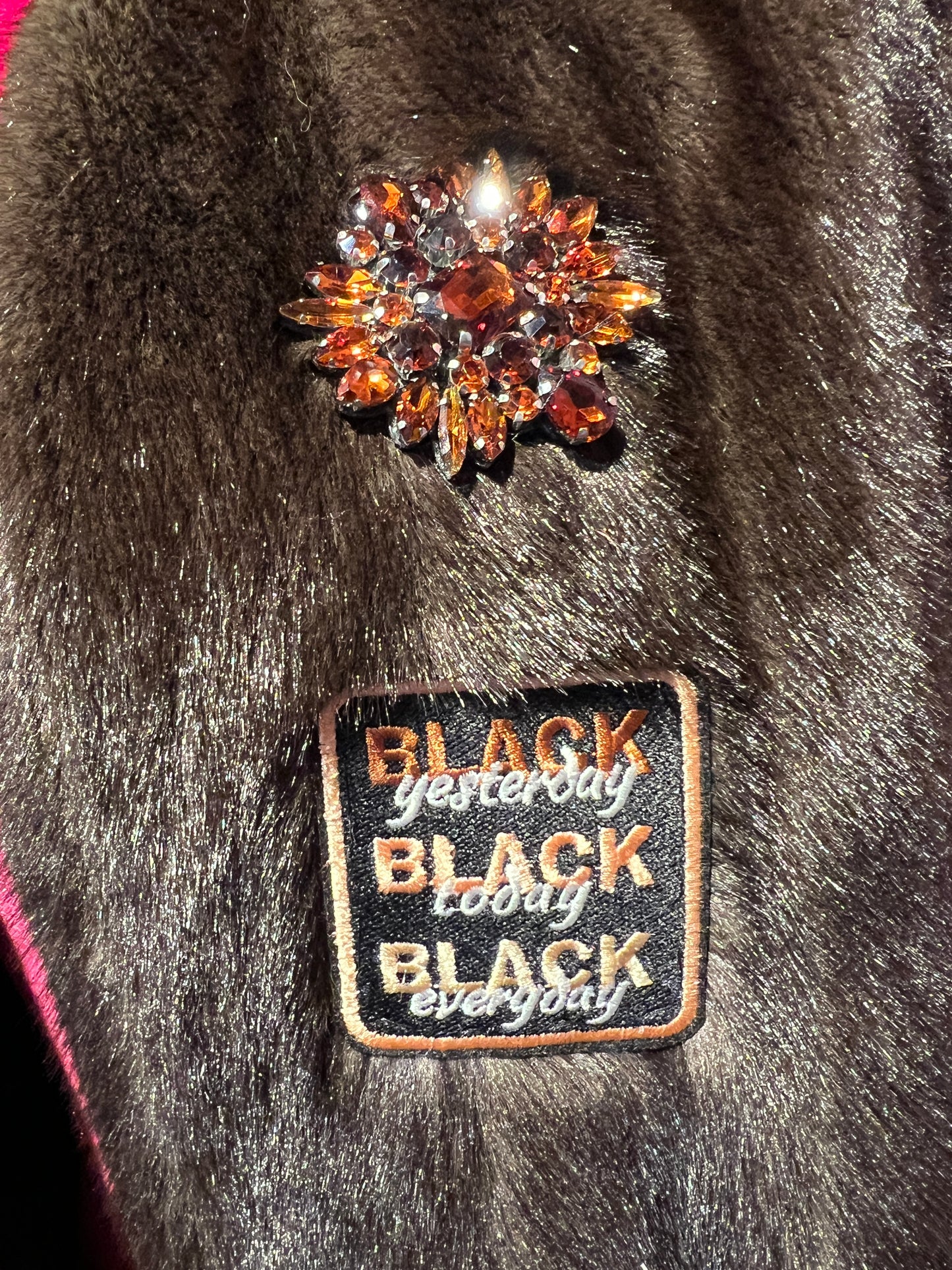 ABpink 🩷gilet eco visone con patch leopardo, patch cristalli e paillettes