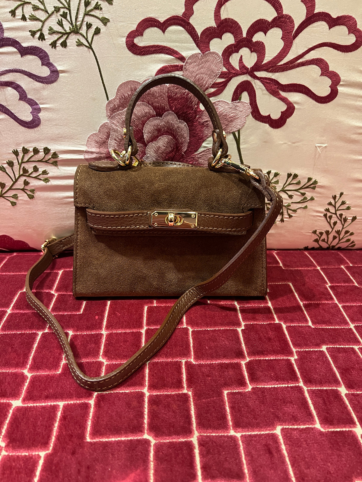 Borsa a mano in pelle scamosciata cioccolato con tracolla