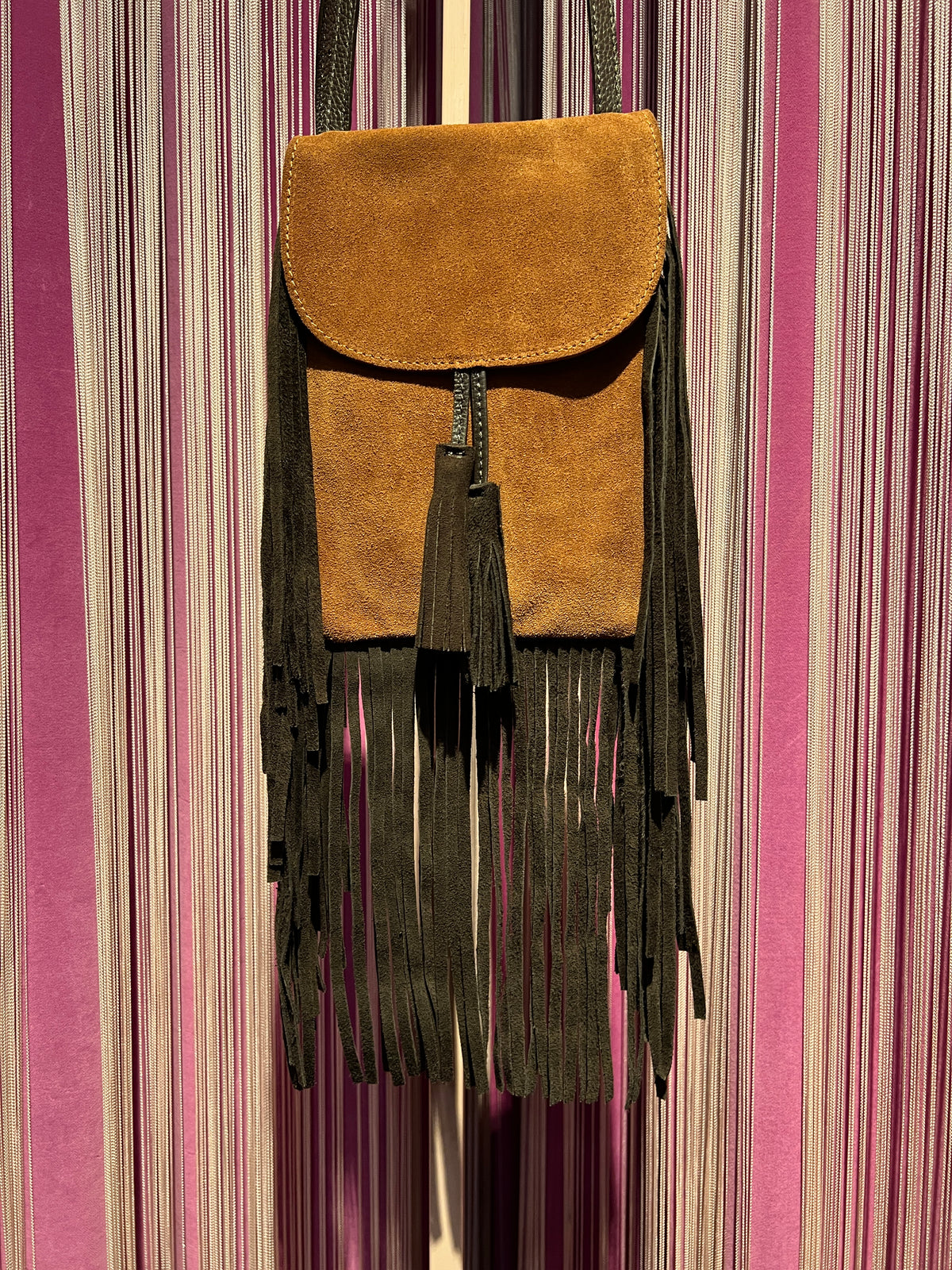 Love & roses borsa tracollina TEXAS in suede con frange ,nappina e mini  pochette, colore cognac