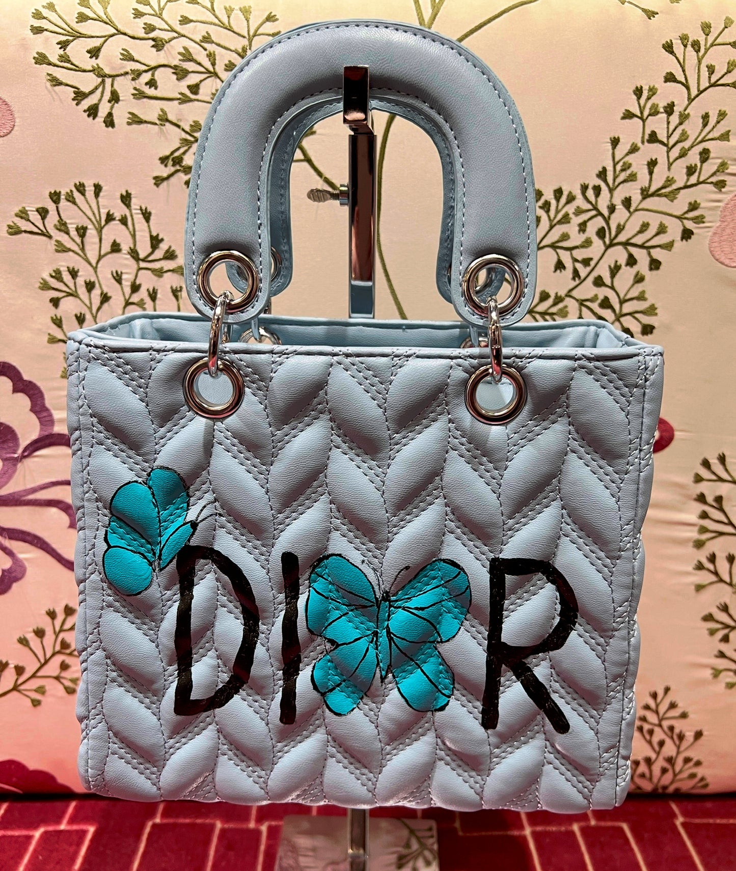 Borsa due manici ecopelle celeste con scritta dipinta a mano  Dior tracolla