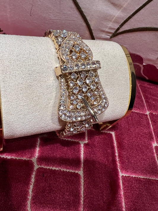 Bracciale con chiusura fibbia in pavé elasticizzato con cristalli e rifinitura oro
