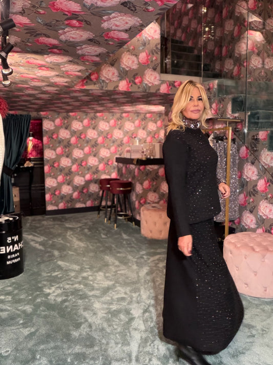 The room completo nero con decorazioni micro cristalli maglia e gonna lunga svasata con elastico in vita