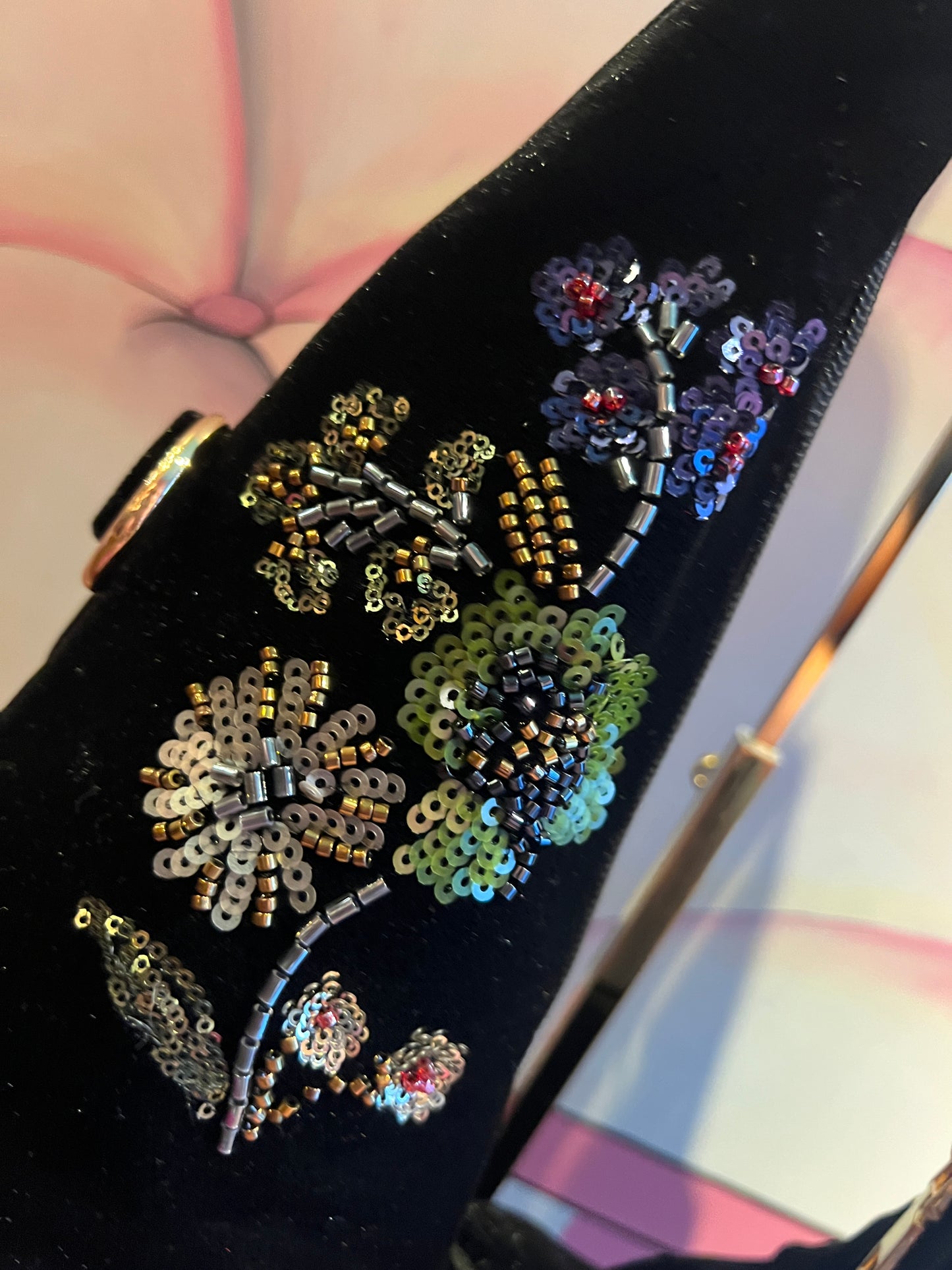 Borsa a spalla di velluto nero ricami floreali di paillettes e perline stile orientale con tracollina