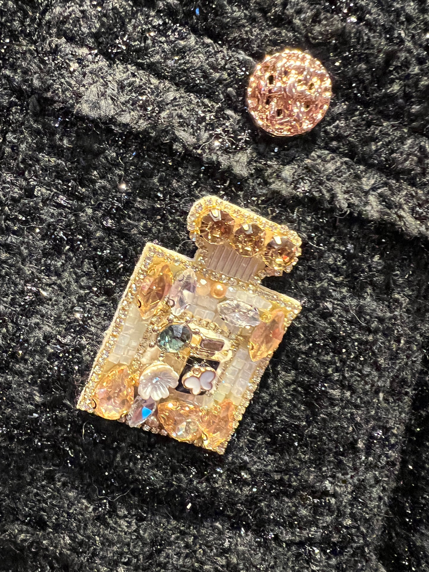 ABpink 🩷 giacca in tweed boucle’ nera con spille