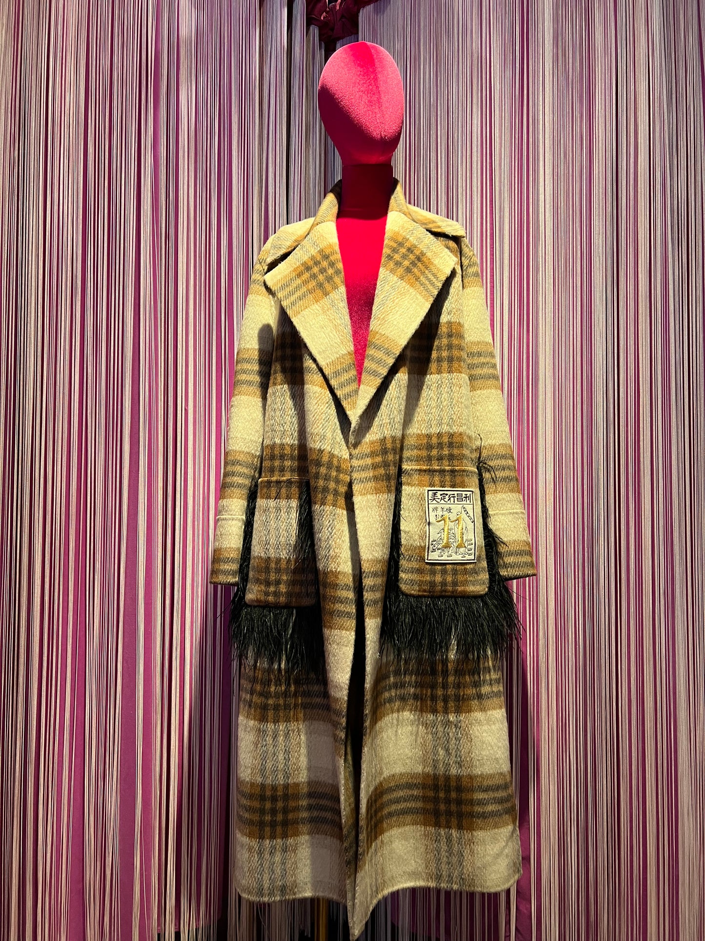 11 love is glamour cappotto over tartan marrone con applicazioni marabou