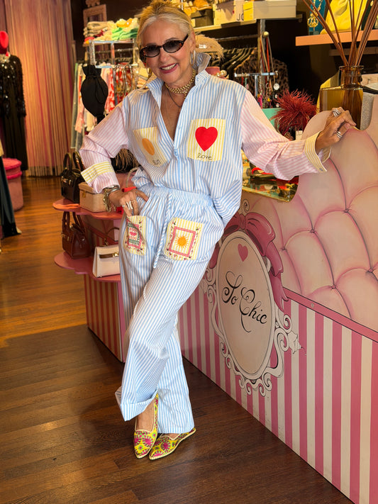 Mon amour Paris -20%completo camicia a righe bianco e celeste rosa e bianco e giallino e bianco con tasche cuore e sole , pantalone a righe celeste e bianco con elastico in vita tasche con scritta bisous bisous