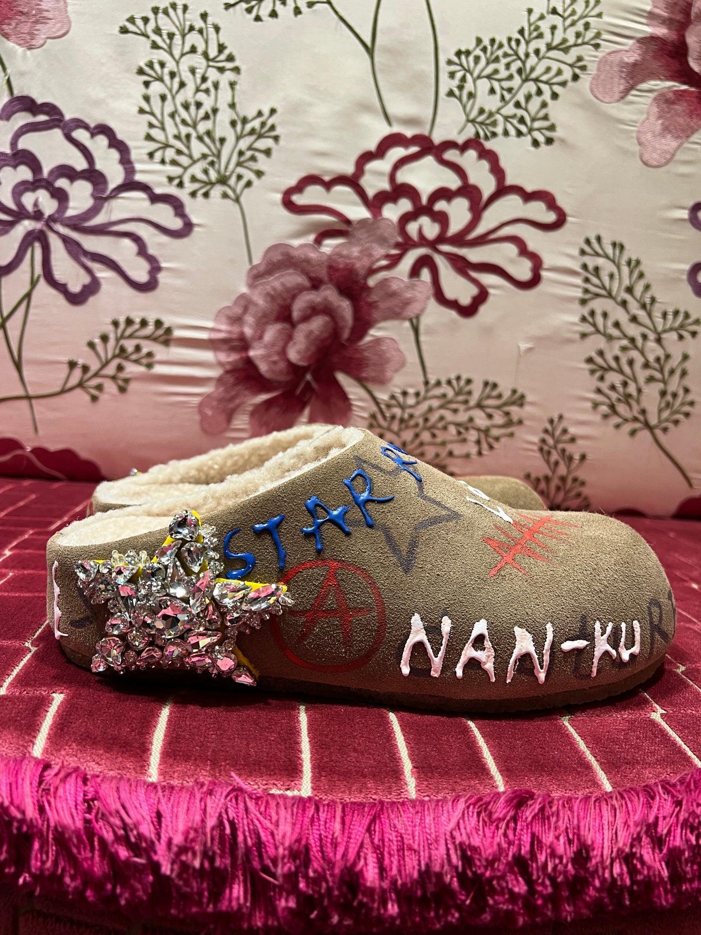 Nan-Ku open shoes con scritte dipinte , applicazioni patch cristalli ed interno in eco montone