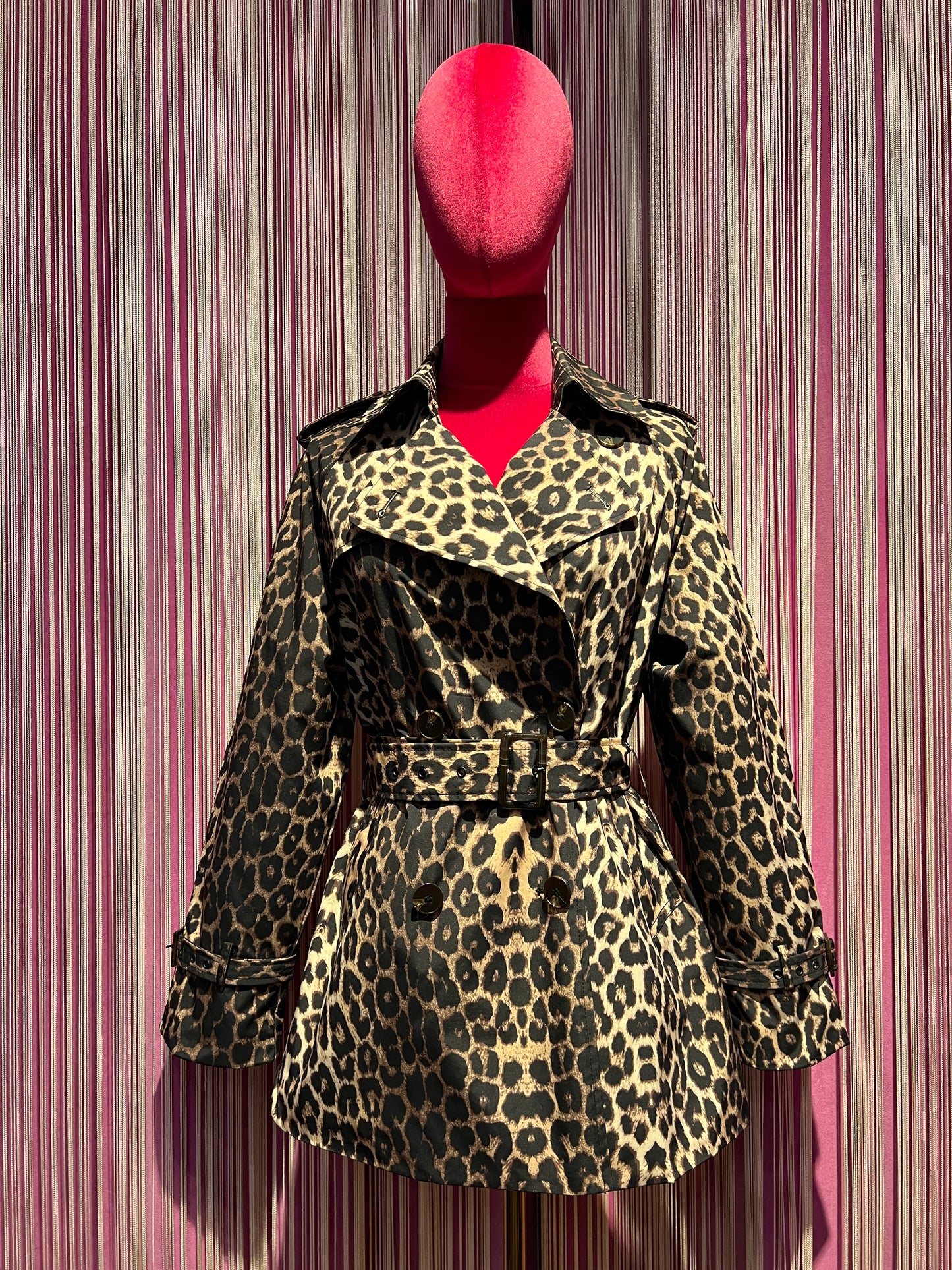 The room trench corto  doppiopetto con cinta, stampa leopardata patch fiore con paillettes nero dietro