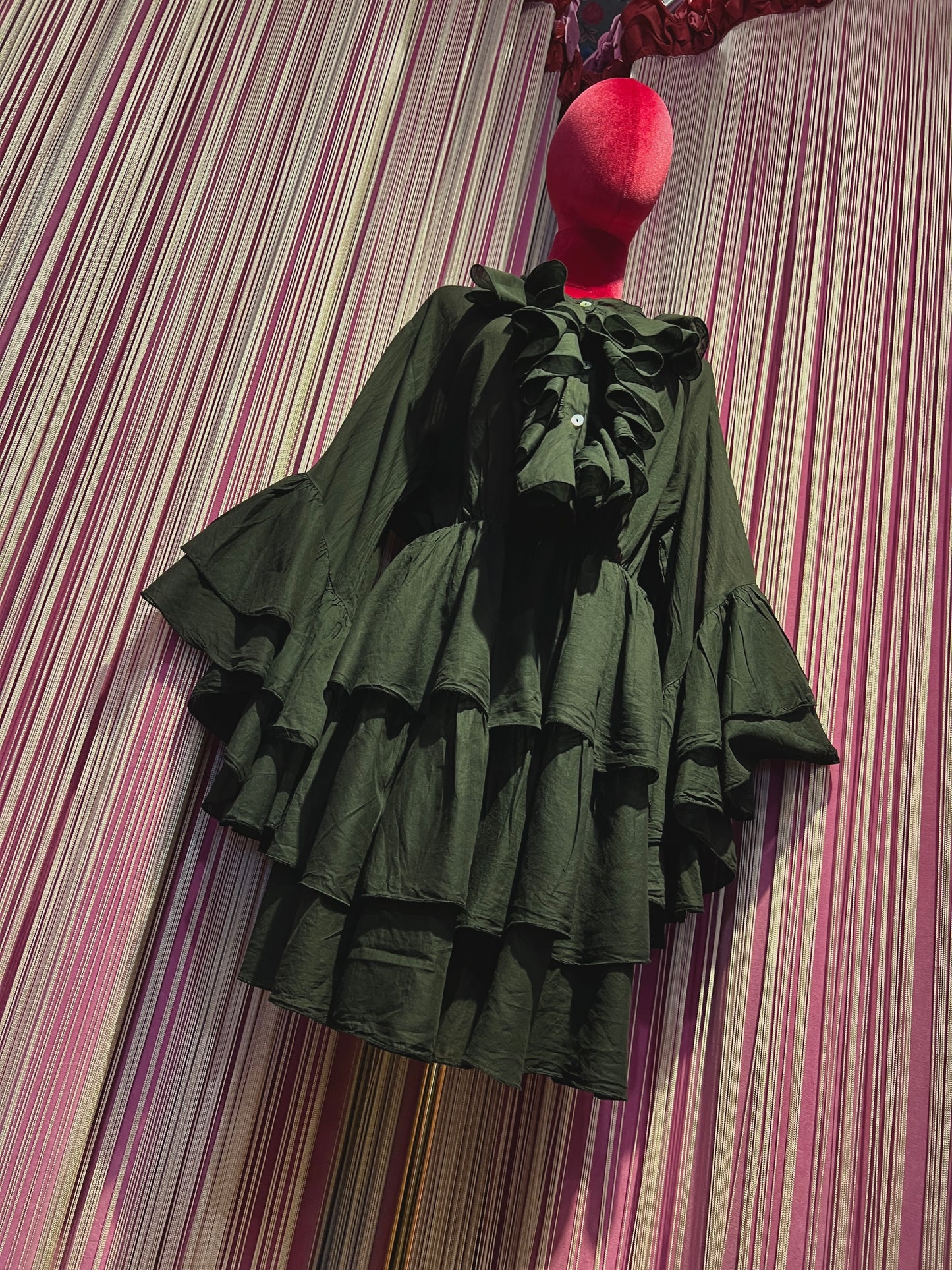 Love & roses abito nero con jabot , manica ampia e volant