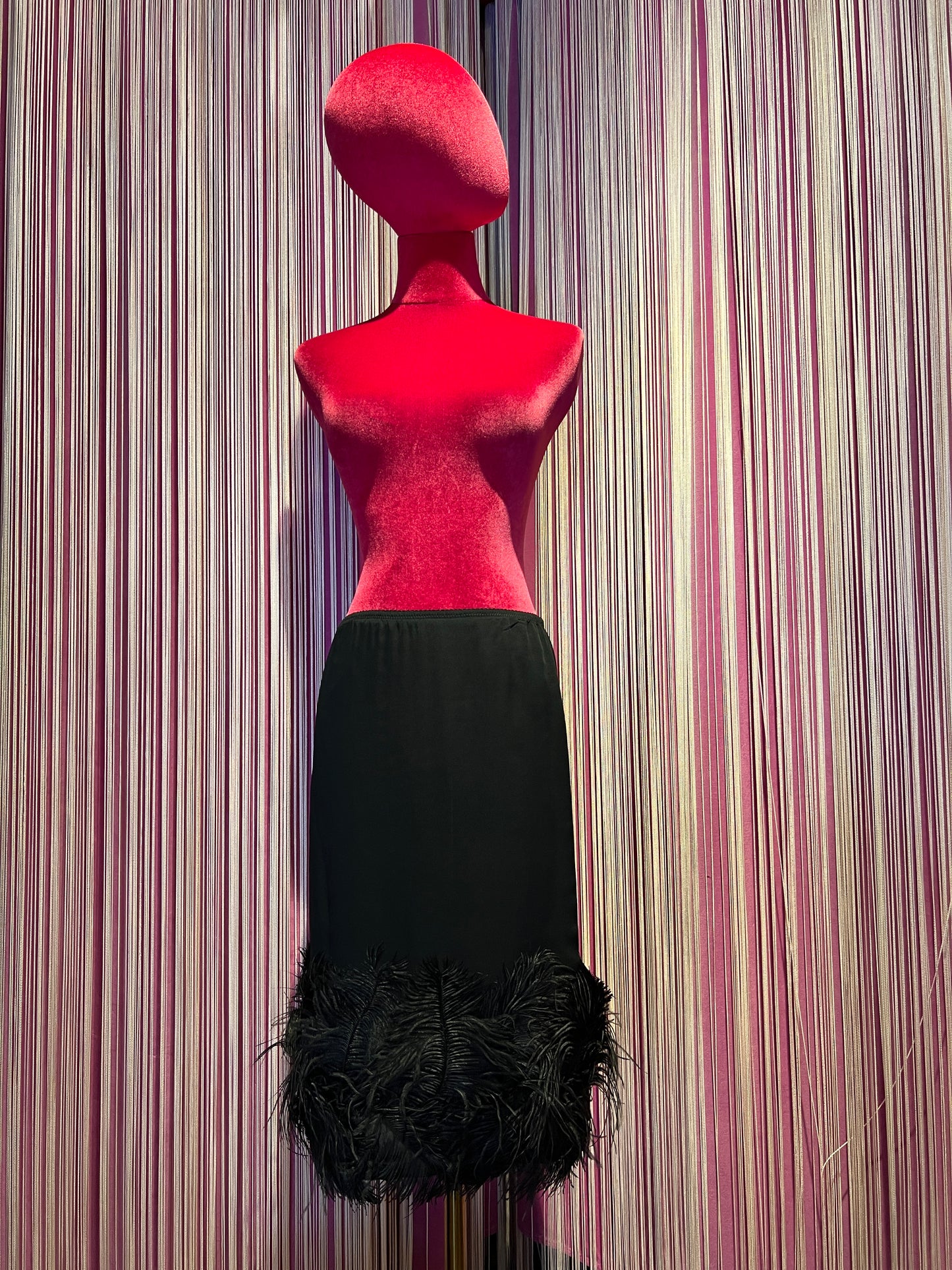 Semicouture gonna con elastico in vita nera con piume in fondo