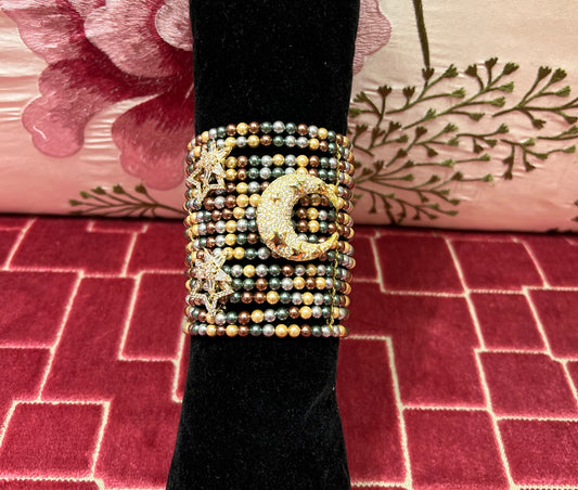 Manuela Ajo’ creazioni bracciale  perle di Maiorca verdi grigie bronzo con spille mezza luna e stelle strass