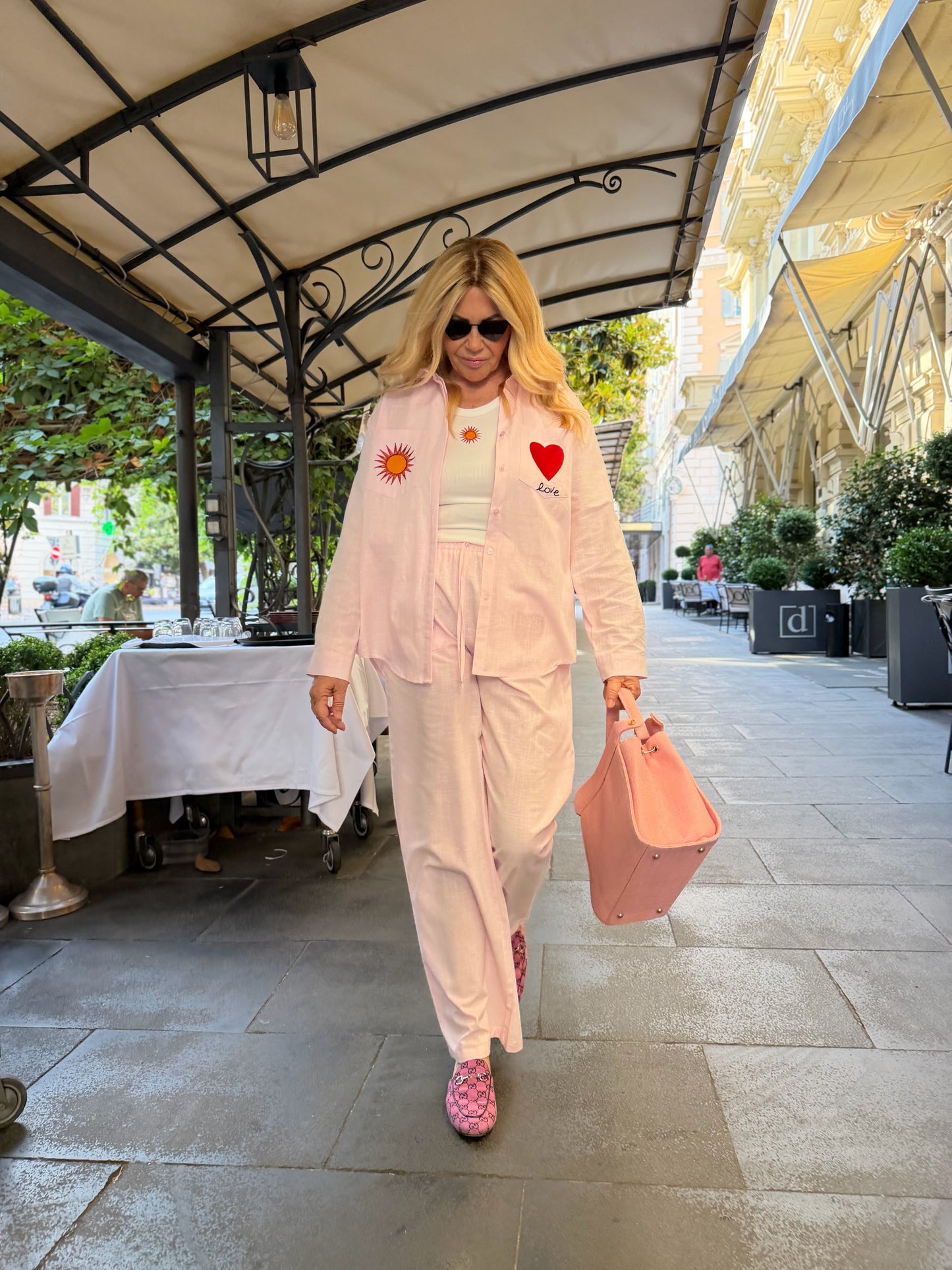Mon amour Paris completo in cotone tre pezzi rosa camicia con ricamo cuore e sole sulle tasche canottiera bianca con ricamo sole e pantalone con elastico in vita ricamo cuore e sole