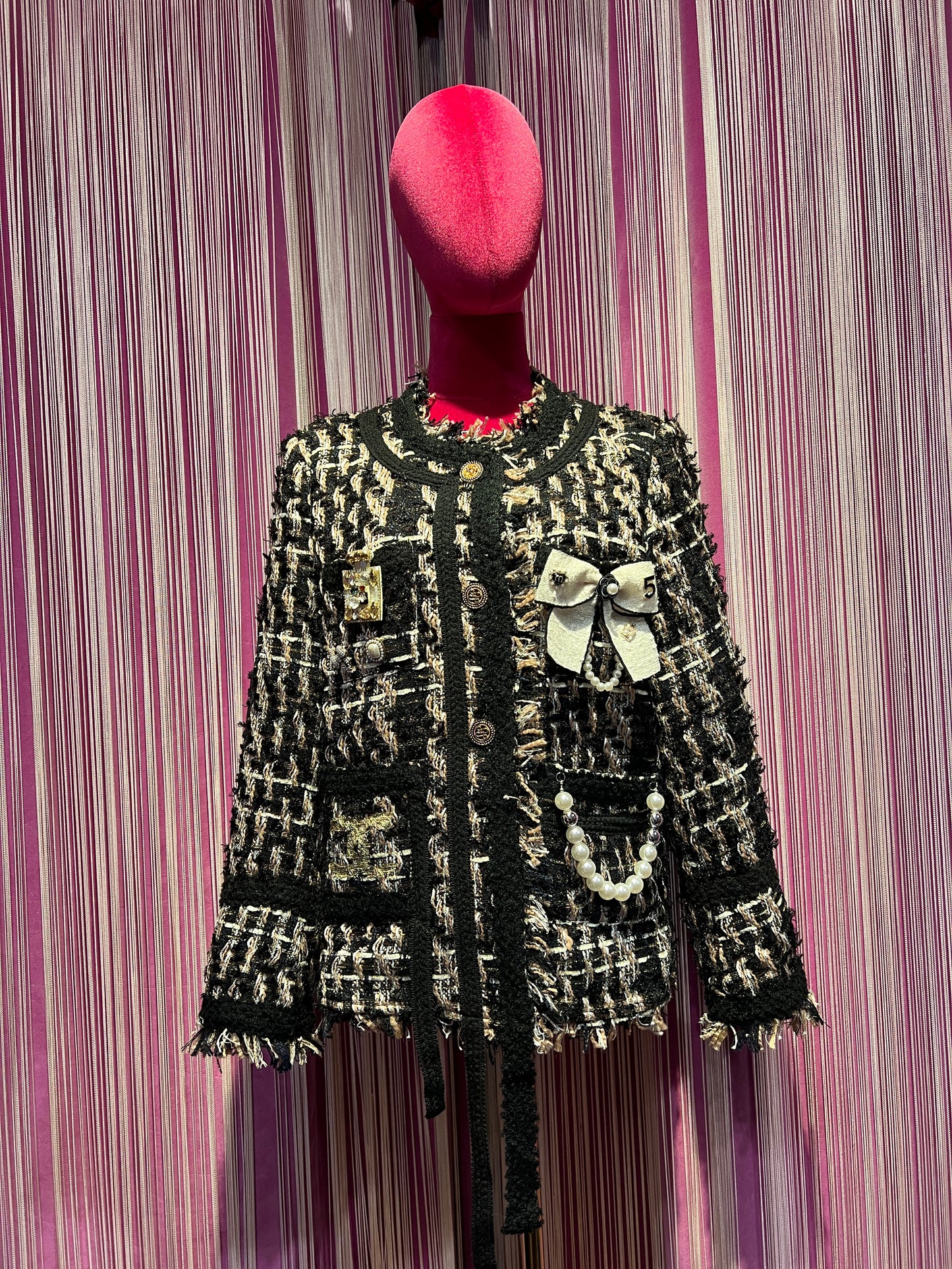 ABpink 🩷 giacca in tweed  nera e oro con fiocco panna