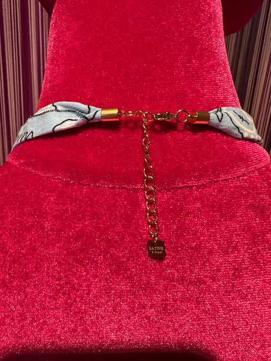 Collana charms montati su tessuto stampa bandana celeste