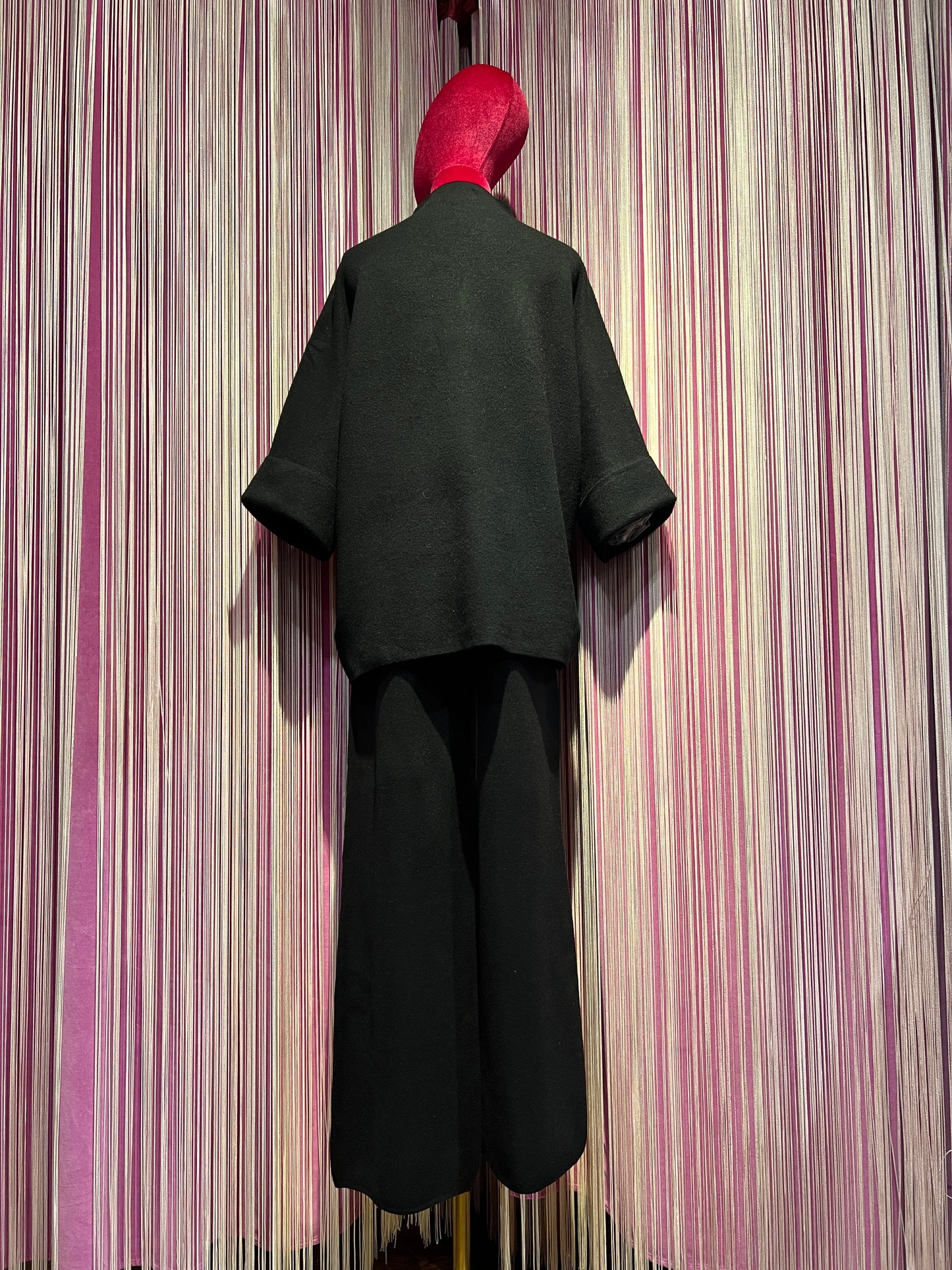 The Room completo nero maglia con cristalli collo a cratere e maniche a 3/4, pantalone palazzo con elastico in vita