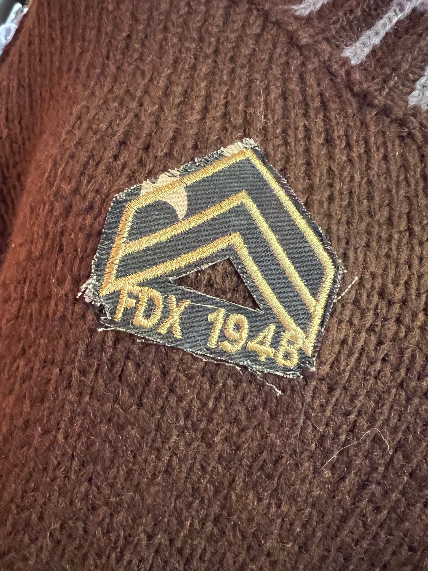 ABpink 🩷maglia over cioccolato con profili grigi, patch mostrine militari e ramage ecopelle