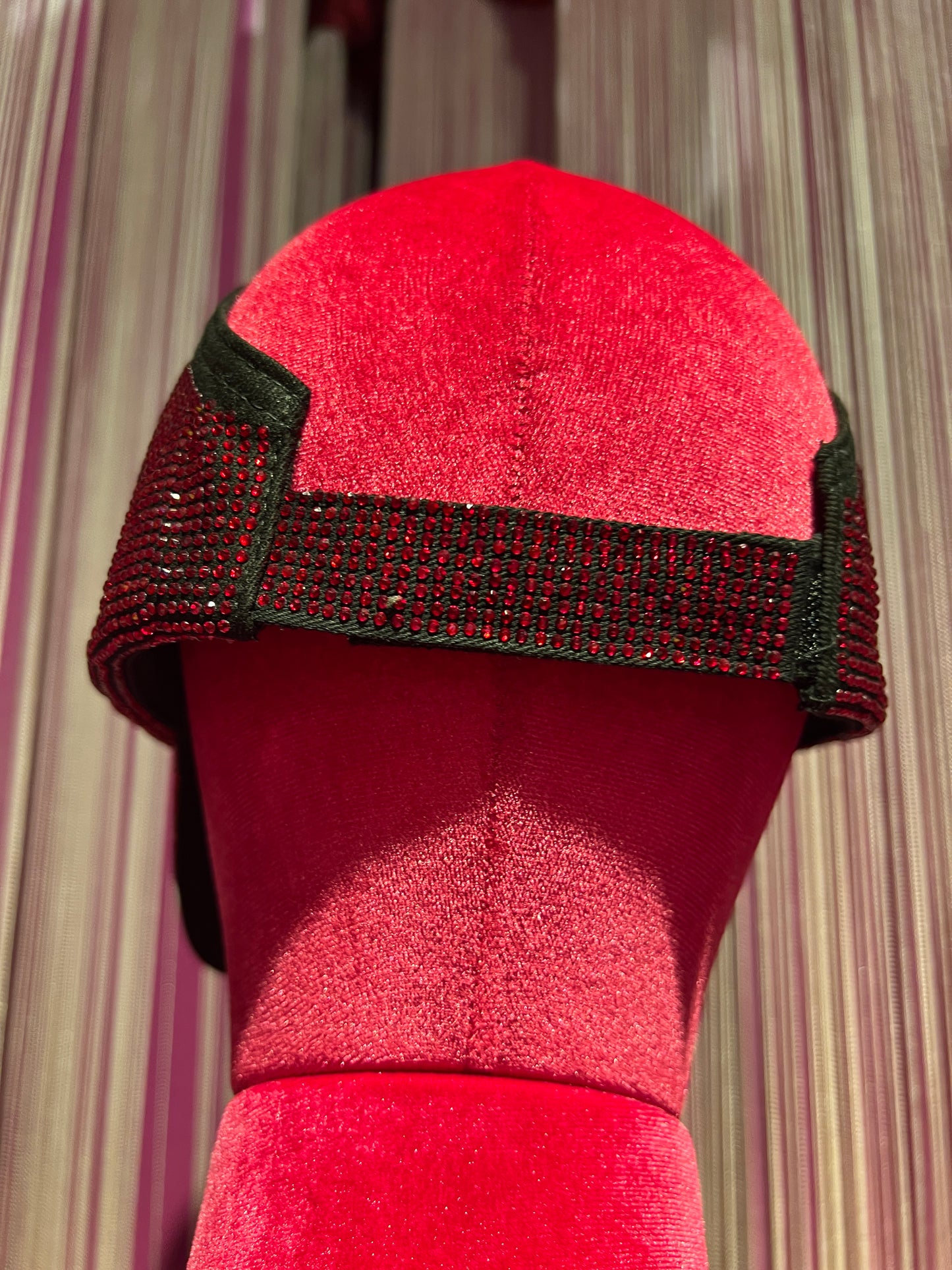 Love & roses cappello con visiera rosso con cristalli neri misura regolabile