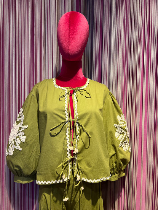 Sincere Paris completo cotone verde oliva camicia chiusura laccetti con decorazione passamaneria e pantalone