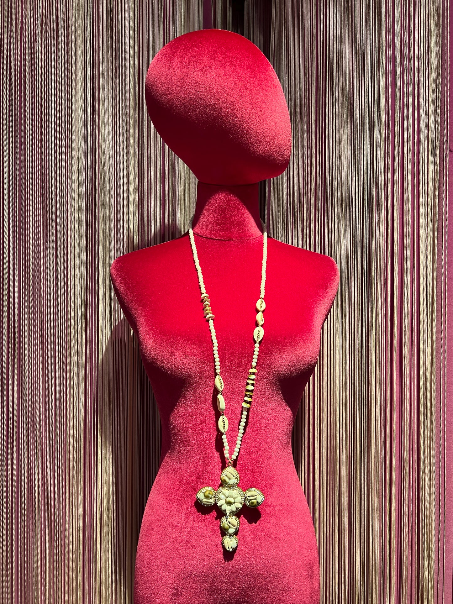Collana lunga bianca con perline ,conchiglie e croce