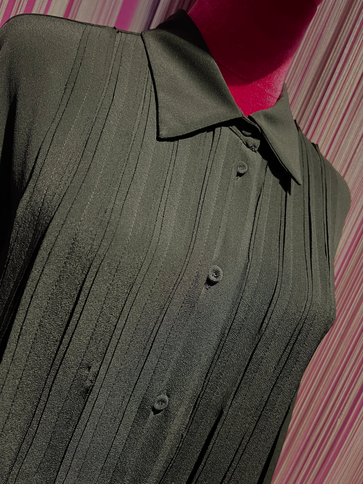 SU official camicia nera con dettagli frange di tessuto