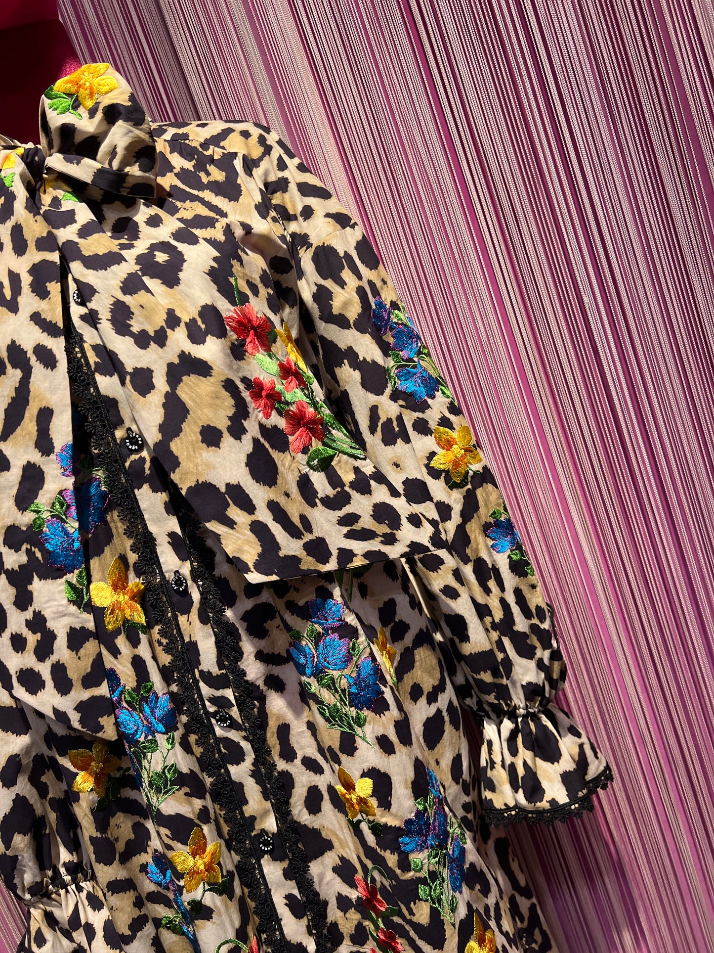 5 Progress abito lungo maculato con fiori ricamati , spacchi laterali , vestibilita’ over