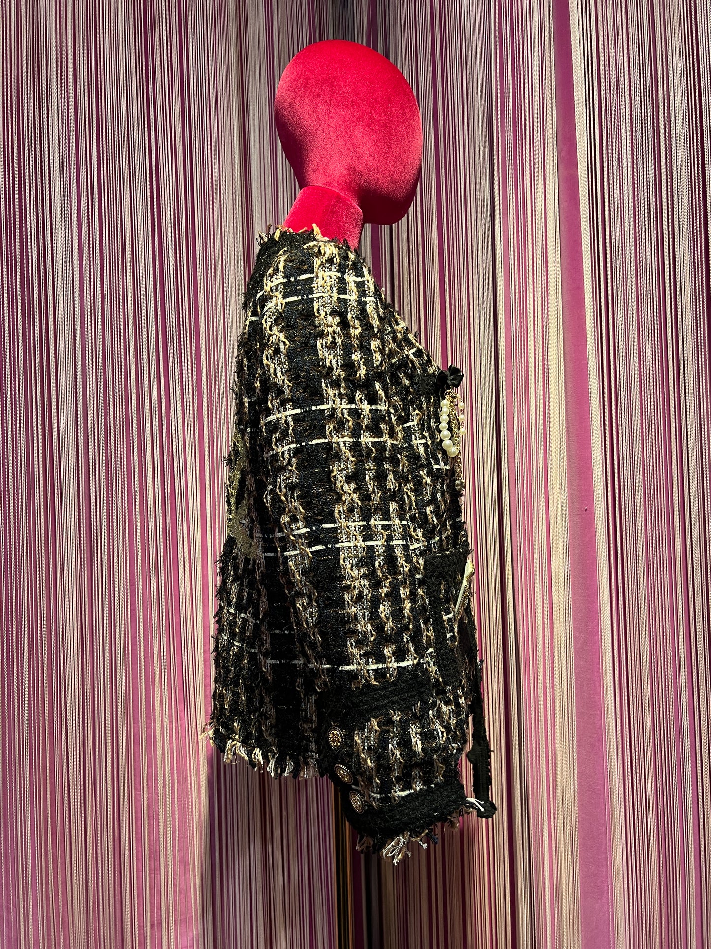 ABpink🩷 giacca in tweed nero e oro con spilla camelia