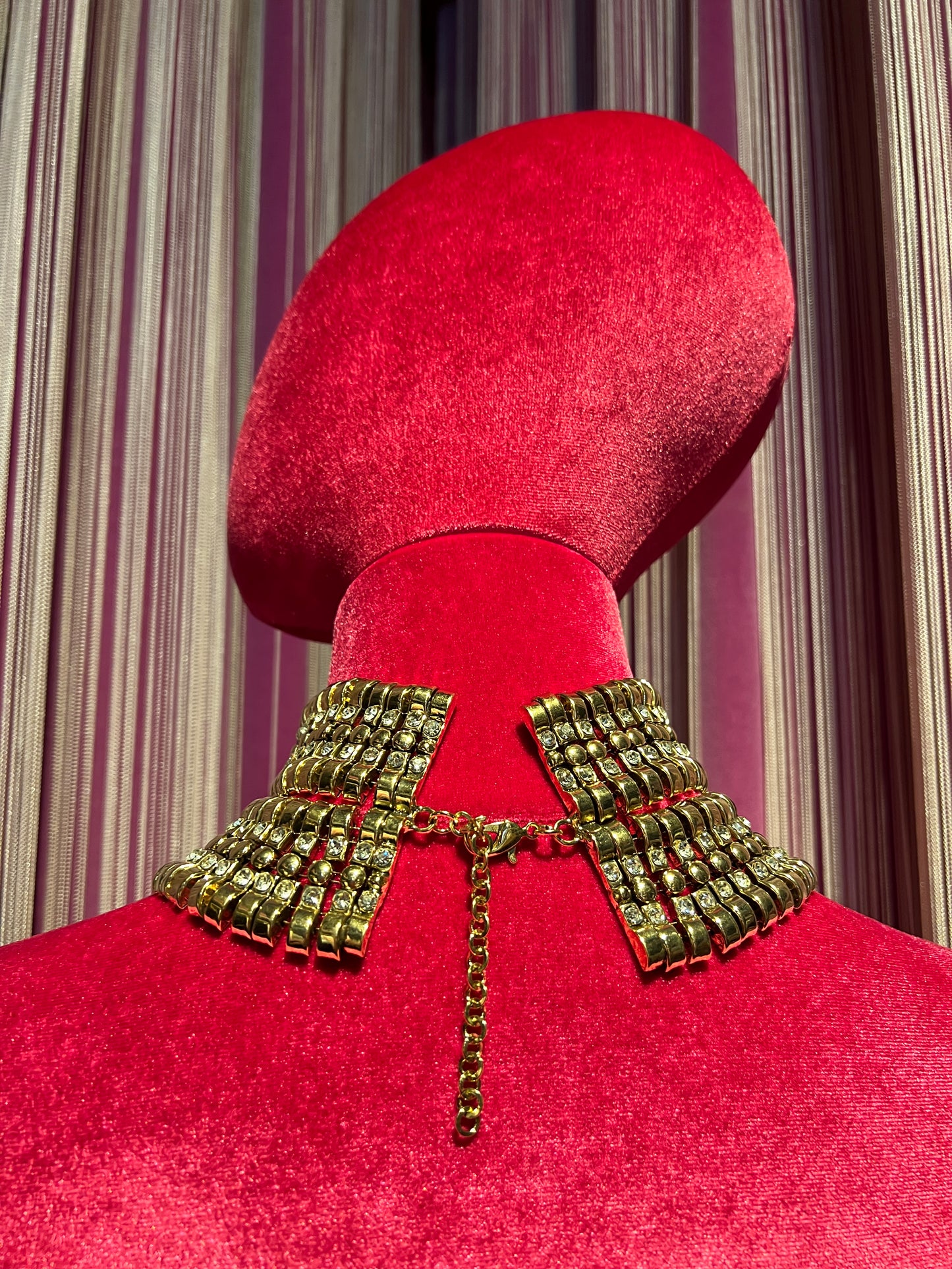 Choker dorato a più fili con maglie rettangolari alternati a fili dí Swarovski