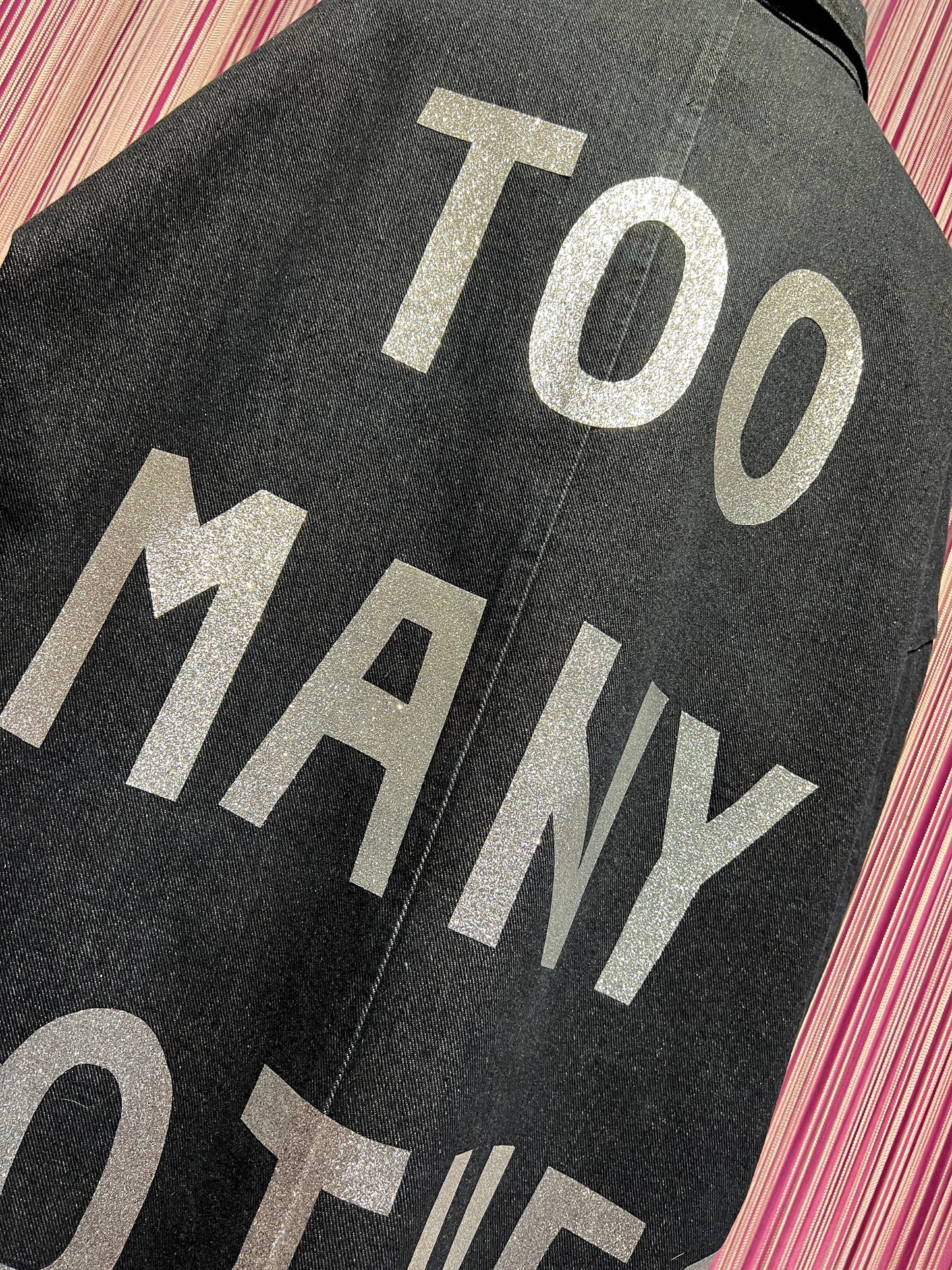 The room soprabito denim scuro vestibilita ‘ oversize con scritta glitter argento “ too many clothes still need this one “