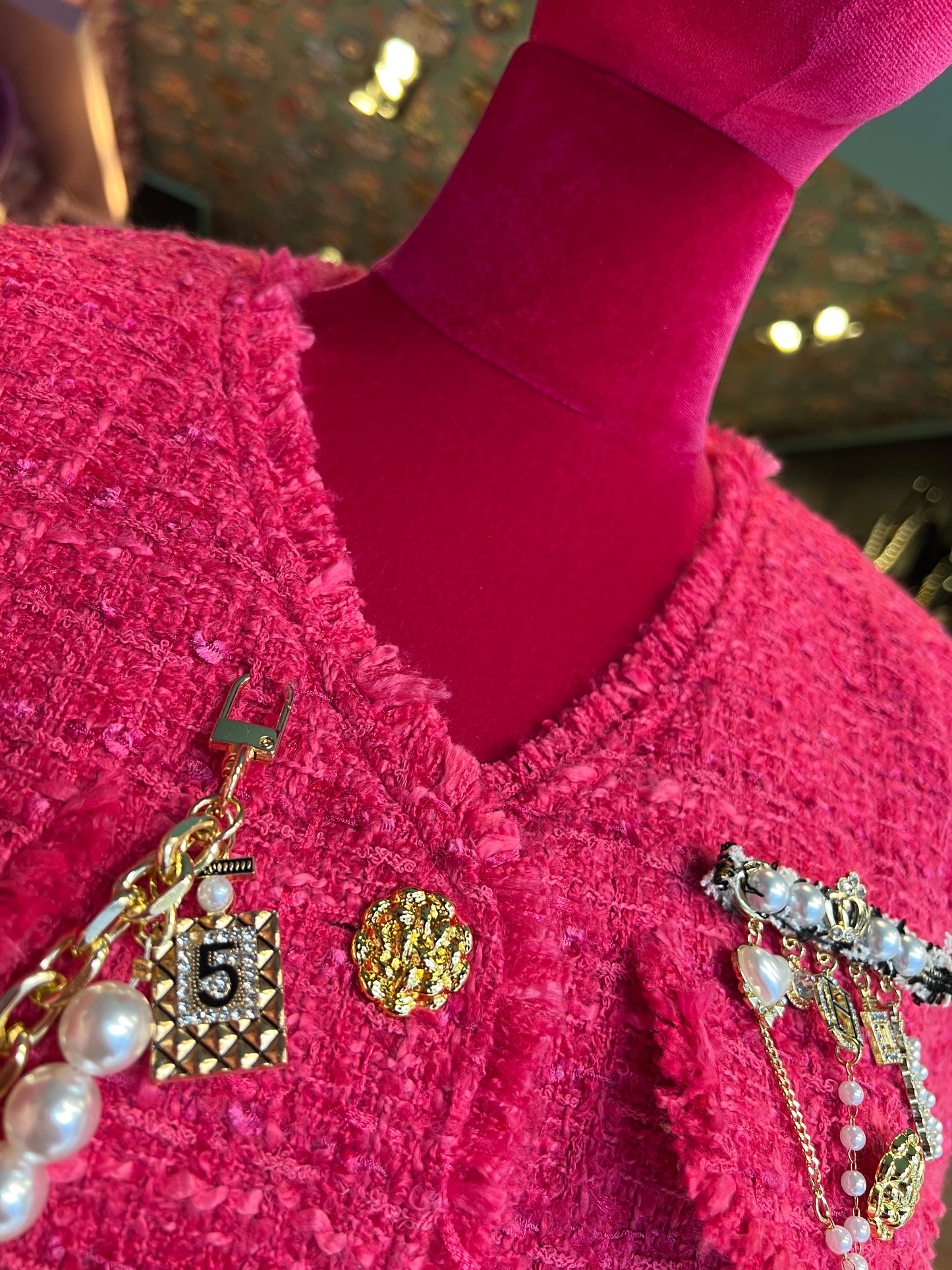 ABpink🩷 giacca in tweed boucle’ rosa fucsia con applicazioni perle e spille