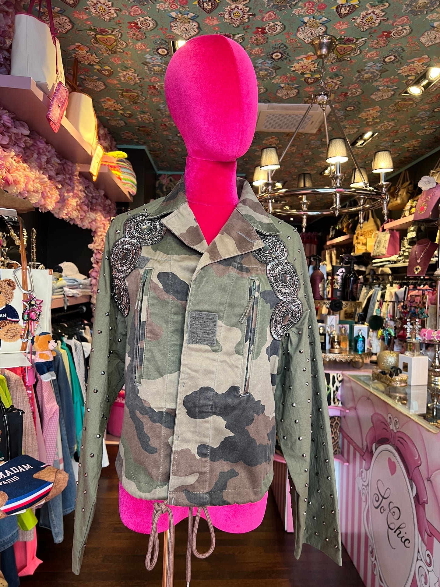 Front street -50%giacca camouflage con applicazioni e maniche verdi militari con borchiette