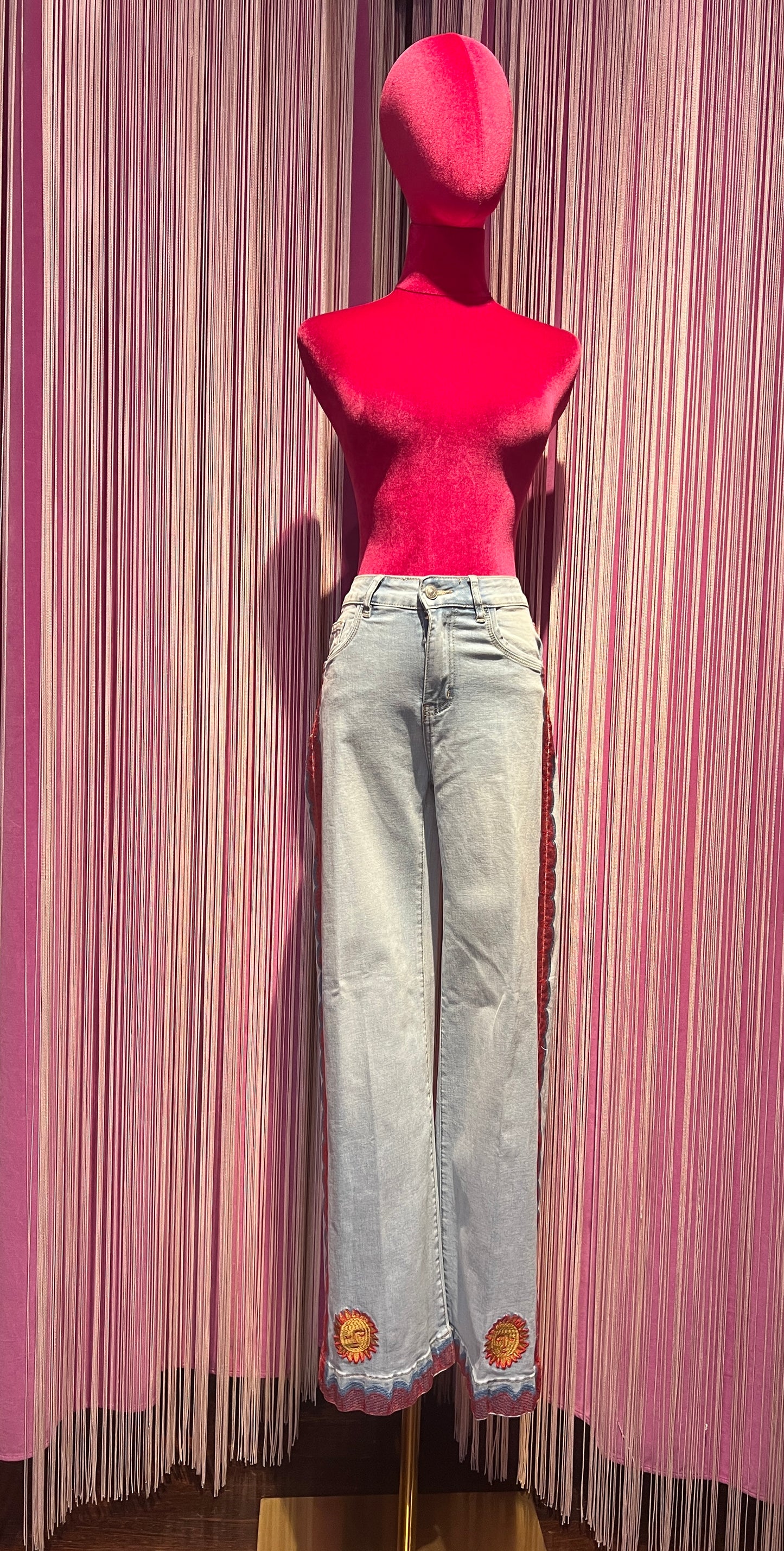 Mon amour Paris pantalone jeans denim chiaro con bordo laterale decorato e ricamo sole stilizzato(Le taglie dei capi sono espresse in formato internazionale (S, M, L, XL…) e accompagnate dalla corrispondente taglia francese indicata in etichetta.