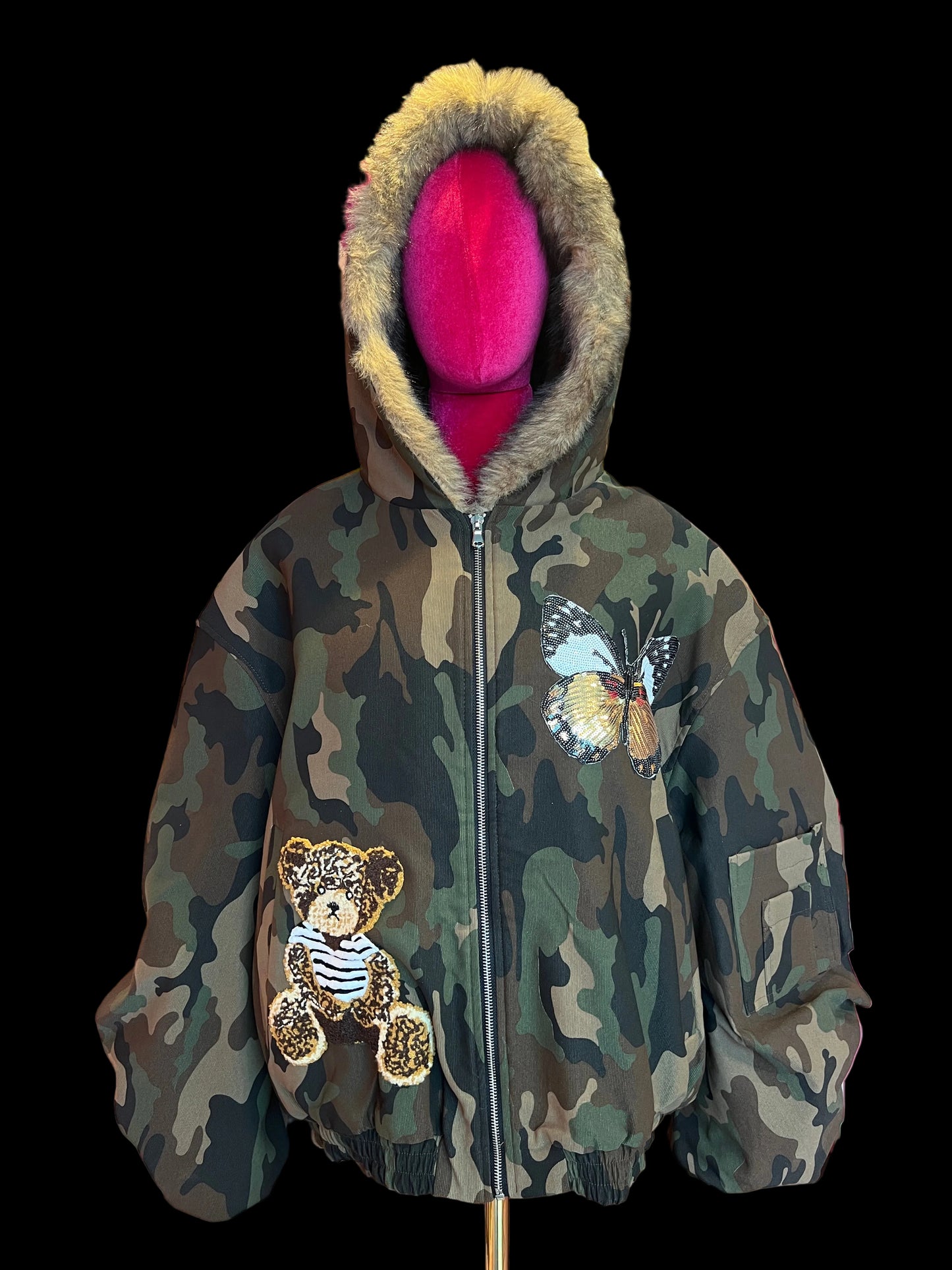 The room bomber camouflage con cappuccio interno ecopelliccia , patch orsacchiotto e farfalla di paillettes