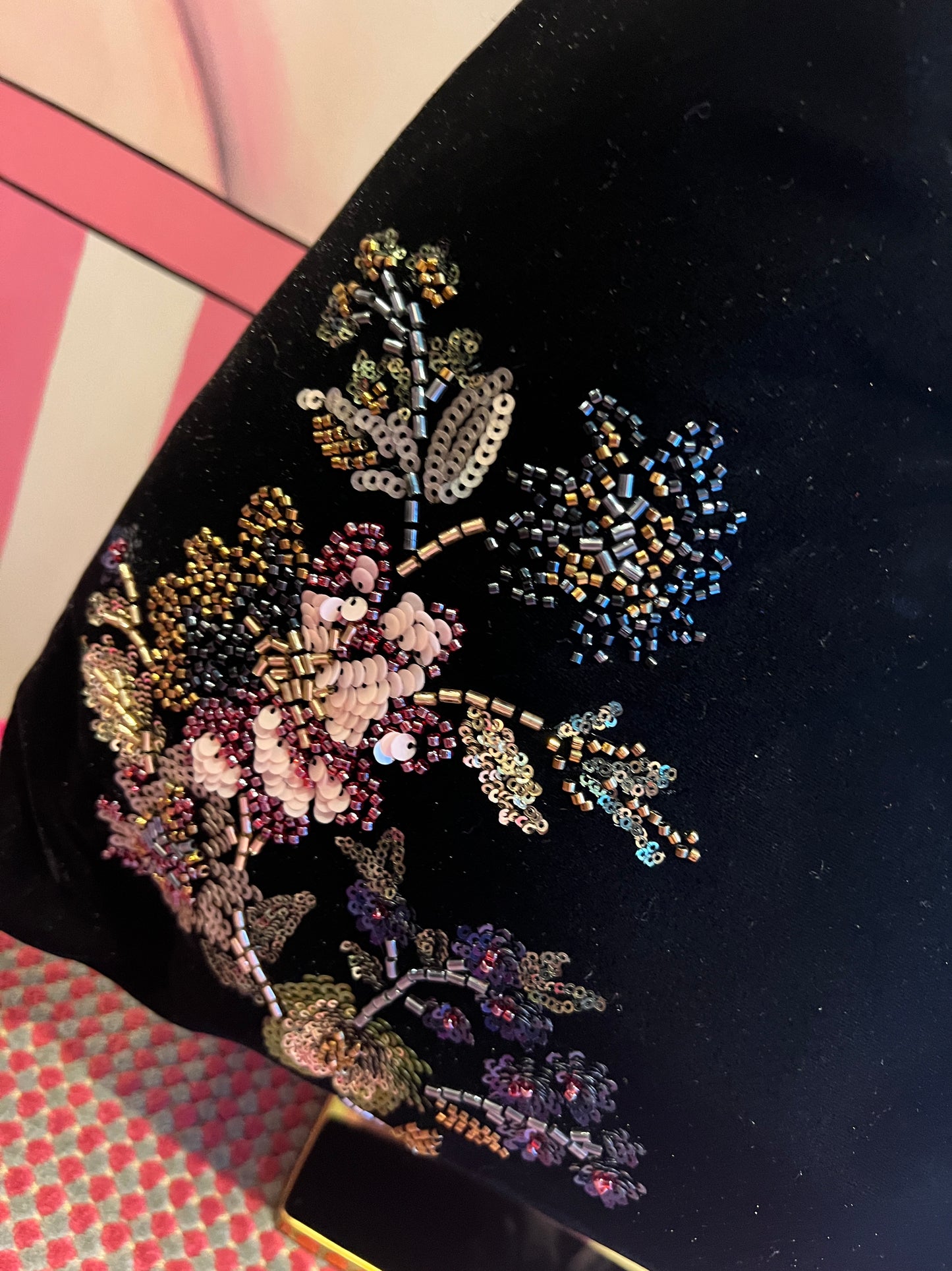 Borsa a spalla di velluto nero ricami floreali di paillettes e perline stile orientale con tracollina