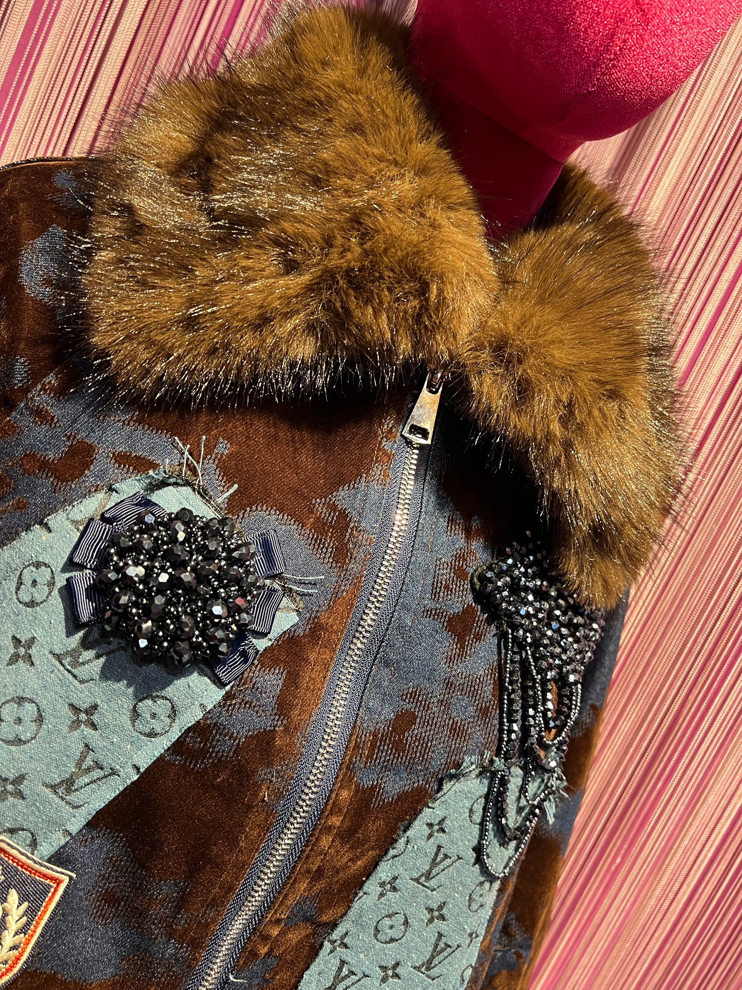 ABpink 🩷vellutina . Giubbino velluto con interno in ecopelliccia, colletto rimovibile , applicazioni patch cristalli blu e tessuto LV