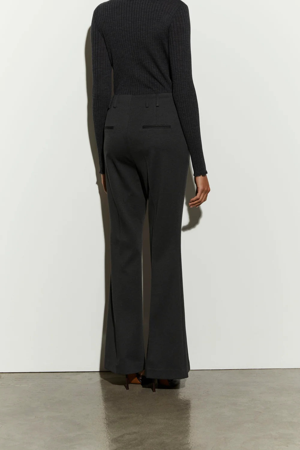 Isabelle Blanche Paris pantalone a zampa con ripresa davanti colore antracite