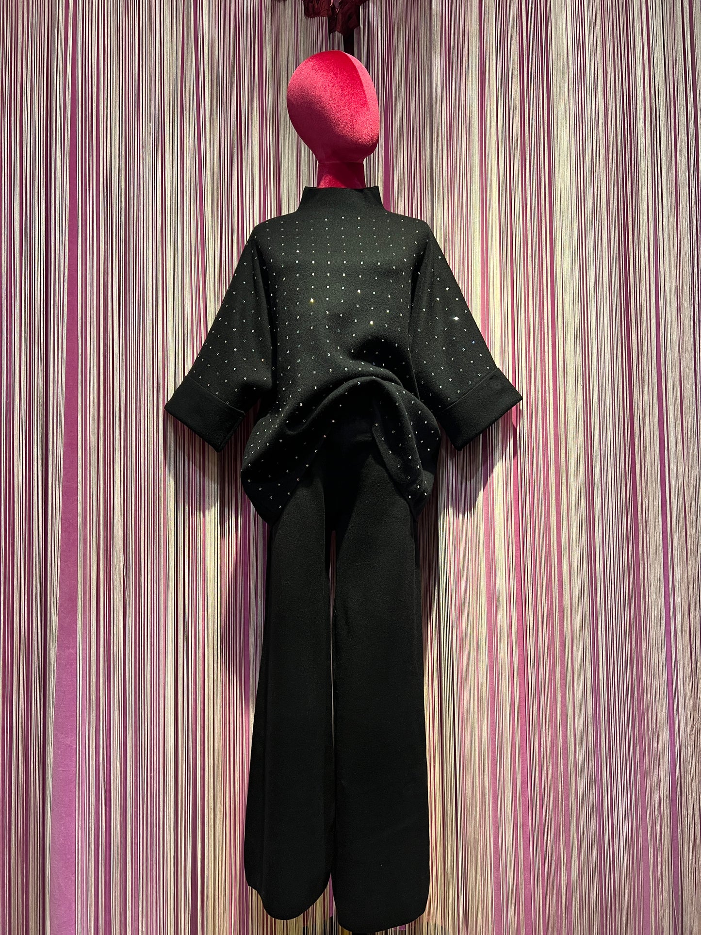 The Room completo nero maglia con cristalli collo a cratere e maniche a 3/4, pantalone palazzo con elastico in vita