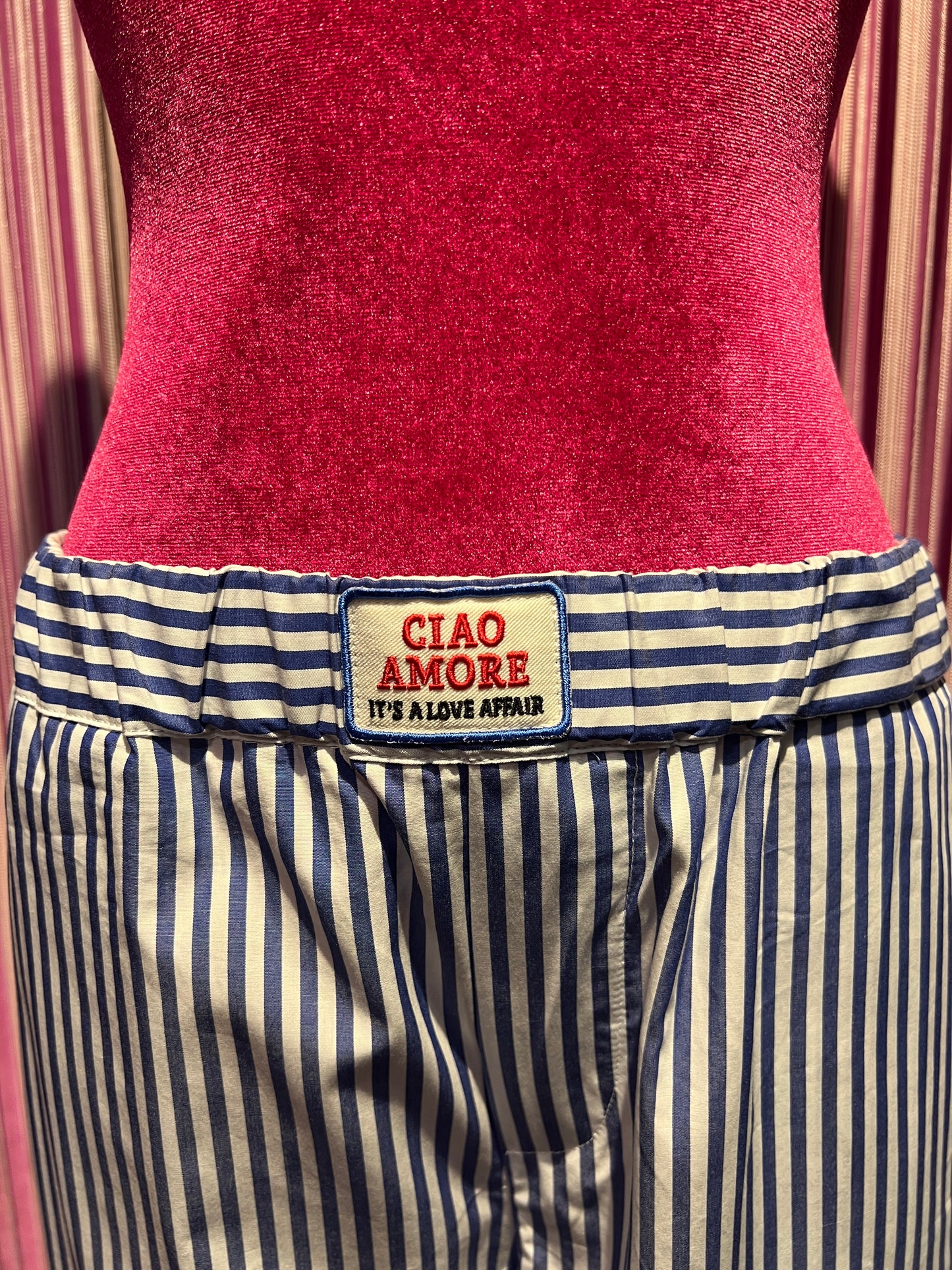 Giada Benincasa completo camicia a righe e pantalone con elastico e laccetto