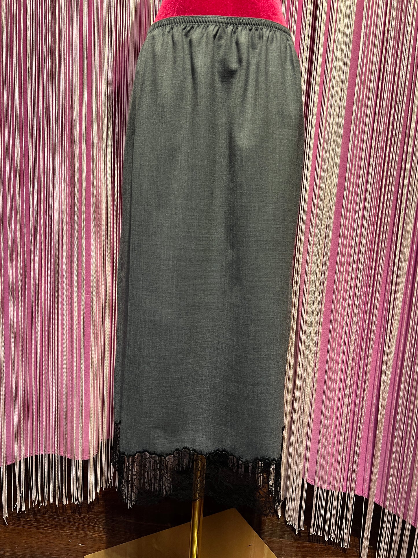 Semicouture gonna con elastico in vita grigio medio davanti ,nera dietro con bordo in pizzo