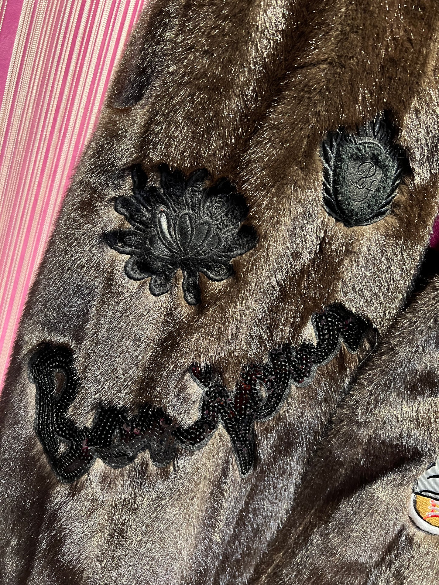 ABpink 🩷 gilet eco visone “good vibes” con patch teddy e patch fiore e stella in paillettes